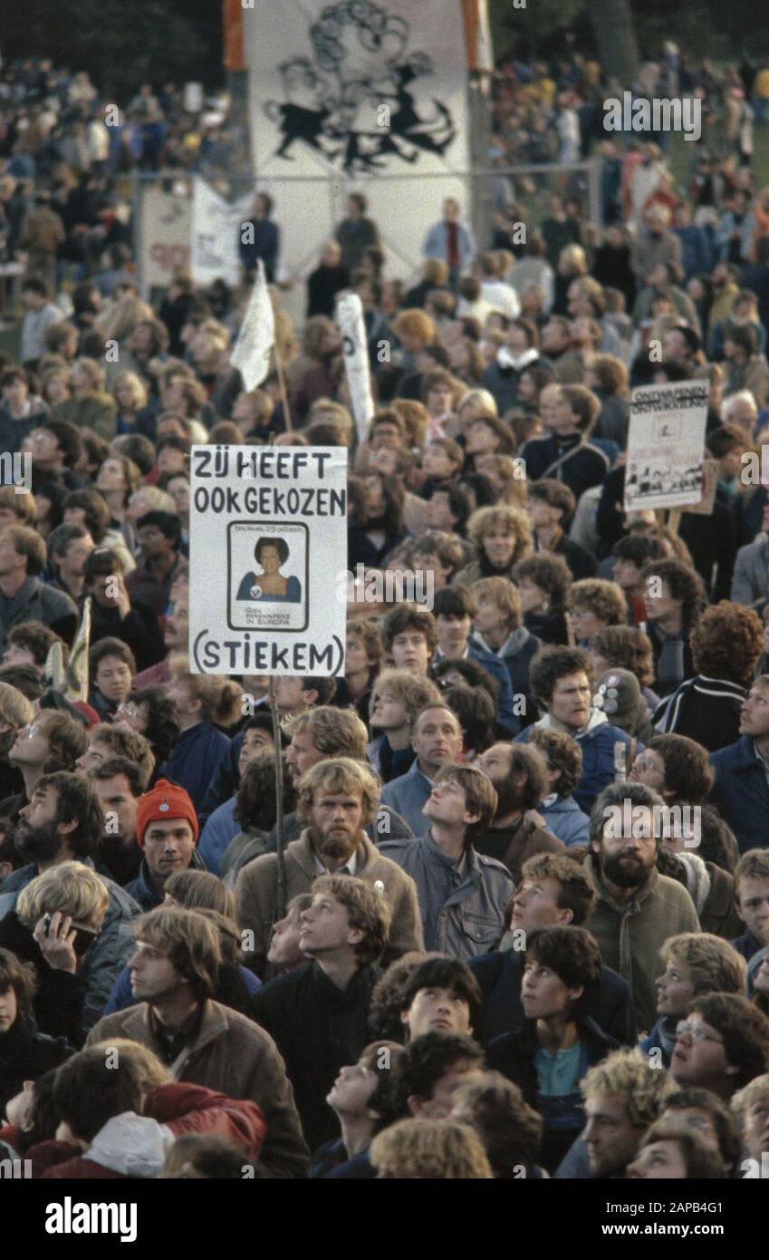 Démonstration d'armes nucléaires à la Haye (550 000 participants); aperçus Date : 29 octobre 1983 lieu : la Haye, Zuid-Holland mots clés : démonstrations, armes nucléaires Banque D'Images