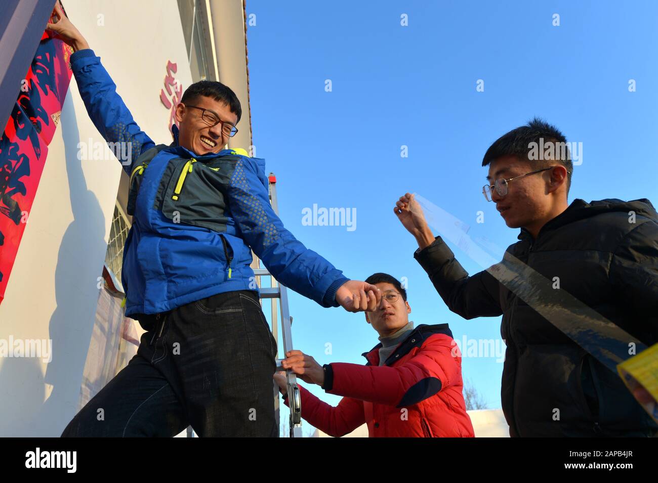 Tuoketuo, Région Autonome De La Mongolie Intérieure Chinoise. 19 janvier 2020. Les membres du personnel collent des couplets à la station hydroélectrique de Toudaoguai, dans le comté de Tuoketuo, dans la région autonome de la Mongolie intérieure du nord de la Chine, 19 janvier 2020. Bien que le fleuve jaune ait pénétré dans sa période gelée, les travailleurs hydrologiques ici sont encore restés bloqués à leurs postes. Ils commencent habituellement leur travail avant la pause de jour à une température de moins 20 degrés Celsius. Crédit: Xu Qin/Xinhua/Alay Live News Banque D'Images