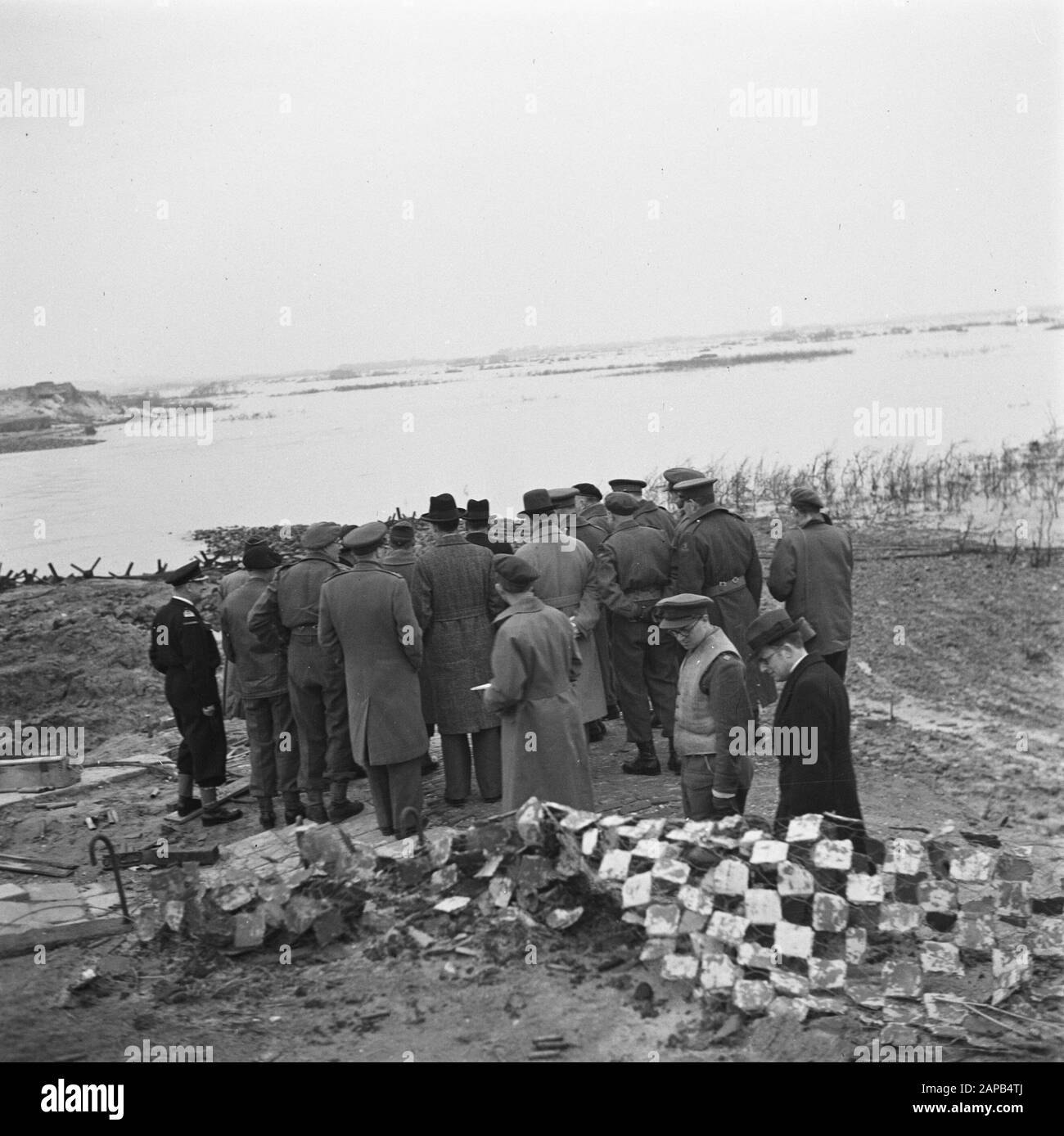 Dévastation: Zeeland [Visite du ministre britannique Attelee à la destruction et aux inondations sur Walcheren] Description: Visite du ministre britannique Attelee au théâtre de guerre autour de Fllissingen [au Nollegat] Date: 10 mars 1945 lieu: Vlissingen, Walcheren, Zeeland mots clés: Militaire, ministres Nom personnel: Attelee, C.R. Banque D'Images