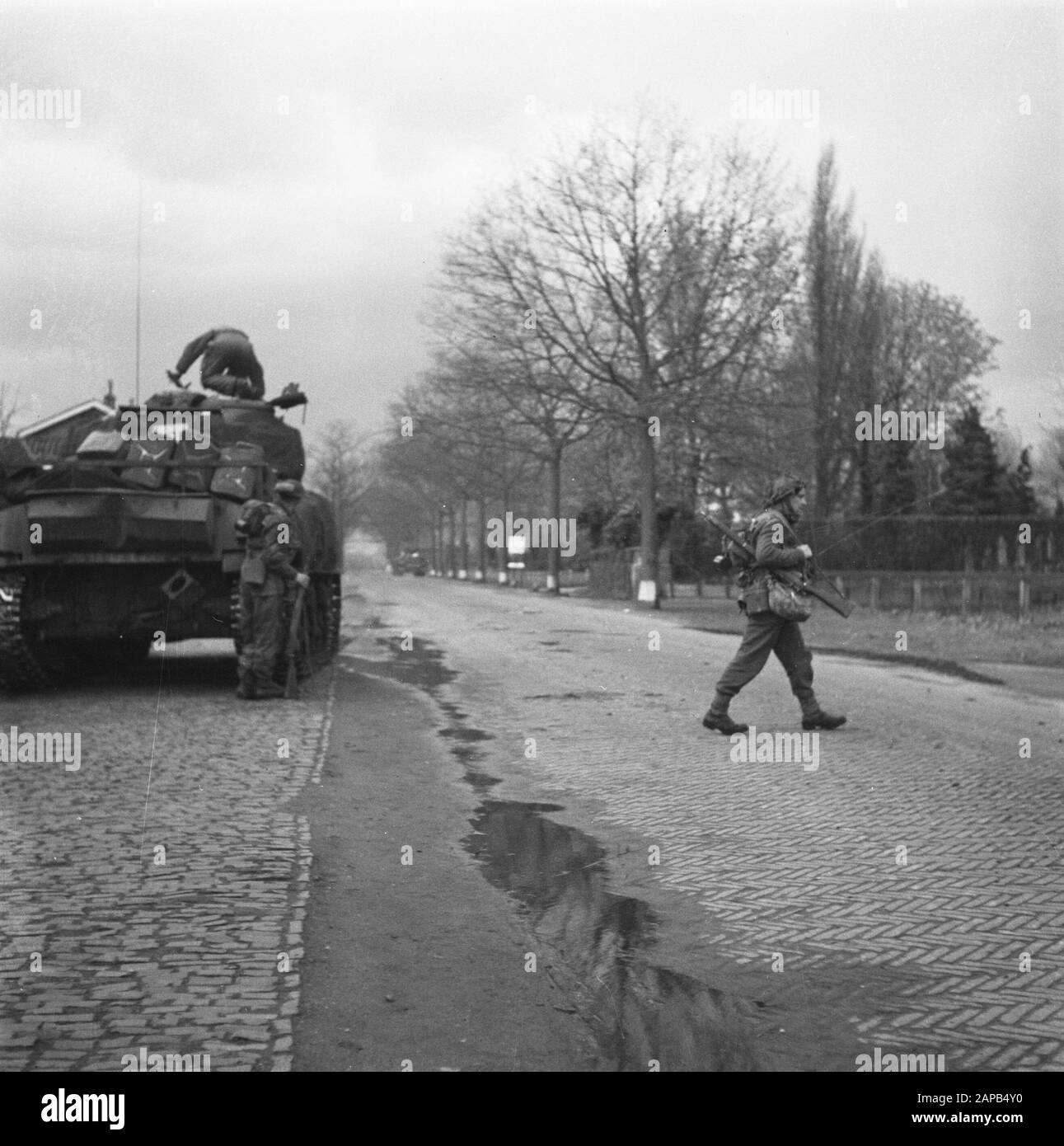 Front North-East Pays-Bas: Enschede - Hengelo [Battle and libération Achterhoek (1 avril 1945), Enschede (1 avril 1945), Hengelo (3 avril 1945)] Description: British combat action in Hengelo Date: 3 avril 1945 lieu: Hengelo, Overijssel, Twente mots clés: Fronten, seconde guerre mondiale Banque D'Images