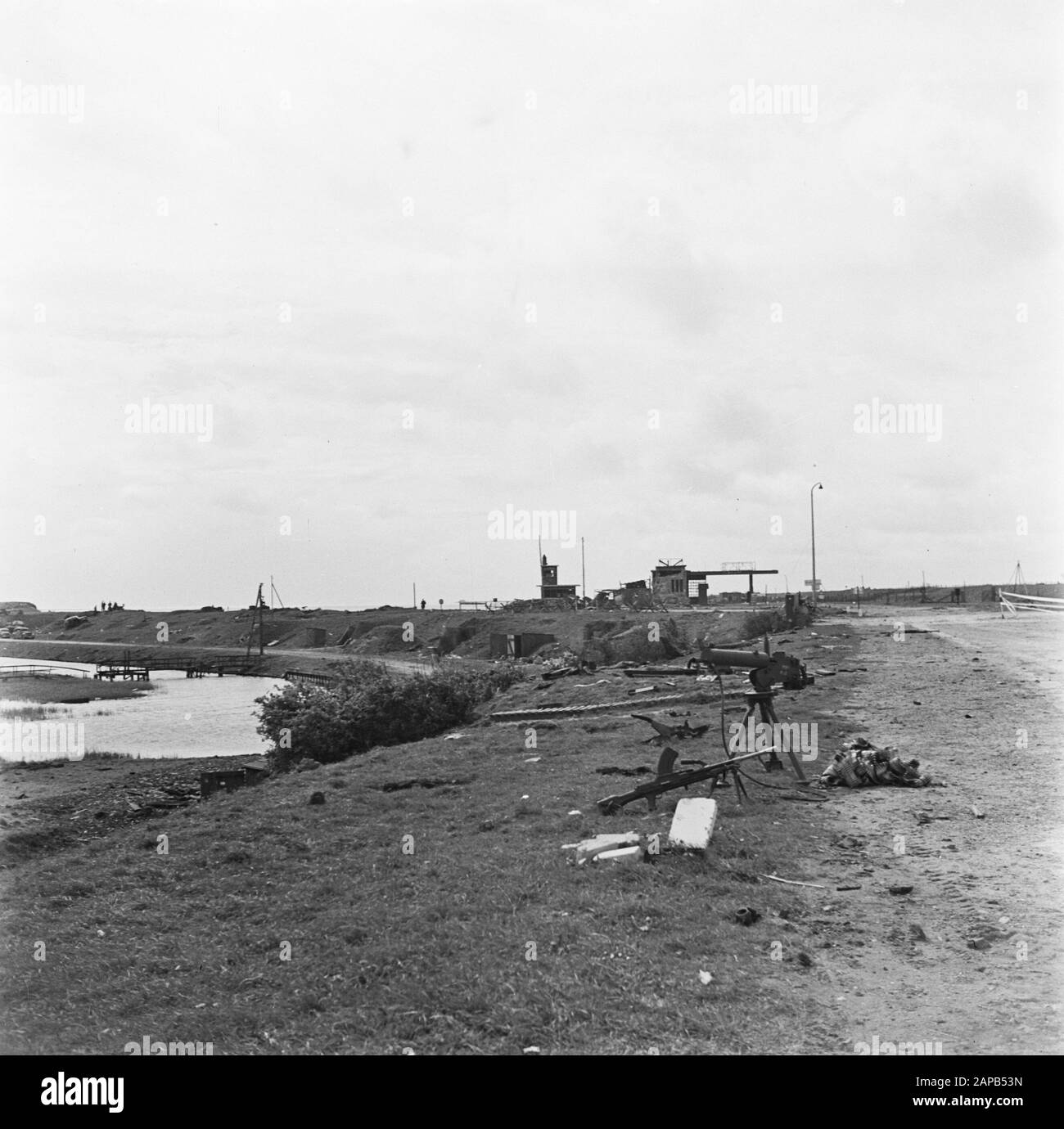 Front North-East Pays-Bas: Groningen-Friesland Description: Mitrailleuses canadiennes dans des bunkers allemands détruits à la Kop van de Afsluitdijk. Date : 18 avril 1945 lieu : Afsluitdijk, Frise mots clés : bunkers, seconde Guerre mondiale, armes Banque D'Images
