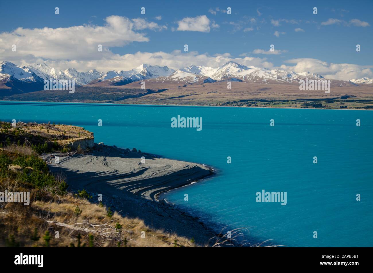 Lac Pukaki avec montagnes enneigées et ciel bleu, île du Sud, Nouvelle-Zélande Banque D'Images