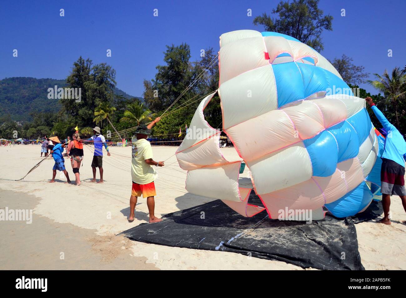 Parachutisme ascensionnel au bord de la mer de Patong Beach, Phuket, Thaïlande, Asie, lors d'une journée chaude avec un ciel bleu Banque D'Images