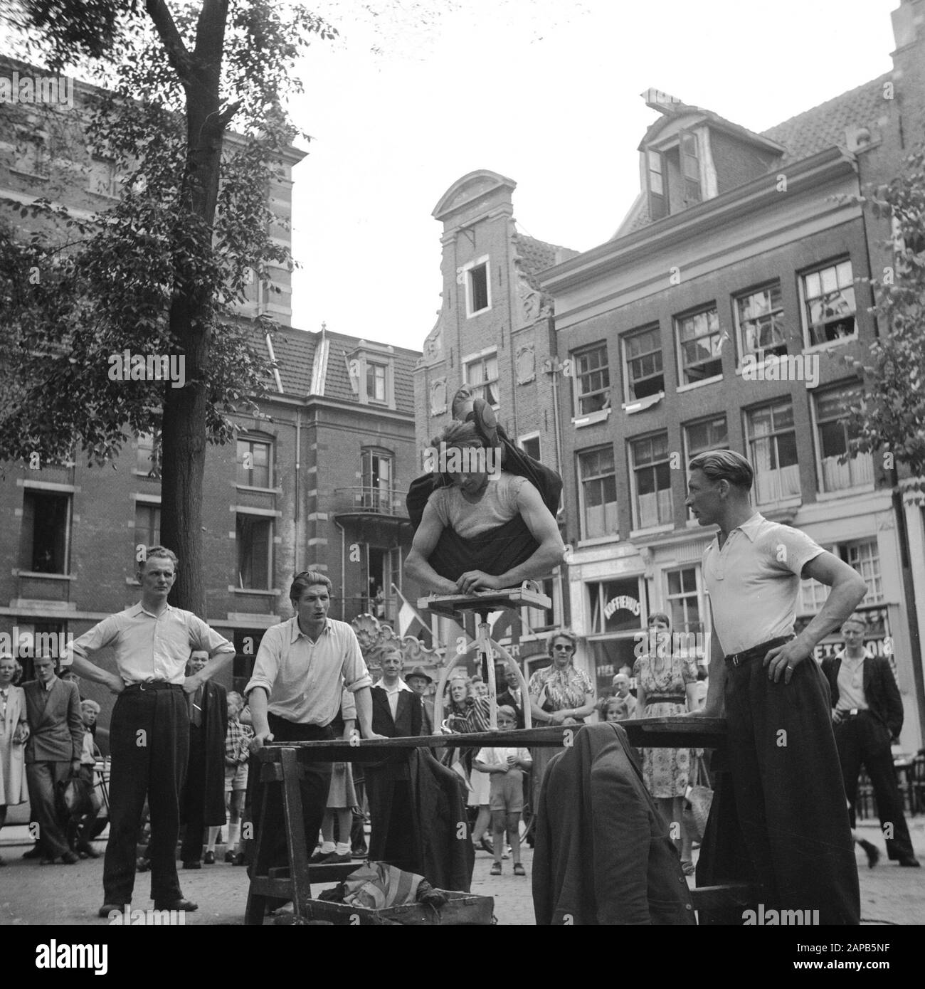 Les divertissements populaires à Amsterdam. Rép. Des diverses festivités liées à la libération dans la capitale Description: [Acrobat sur la place aux Koopmansbeurs] Date: 28 juin 1945 lieu: Amsterdam, Noord-Holland mots clés: Festivals de libération, deuxième Guerre mondiale Banque D'Images