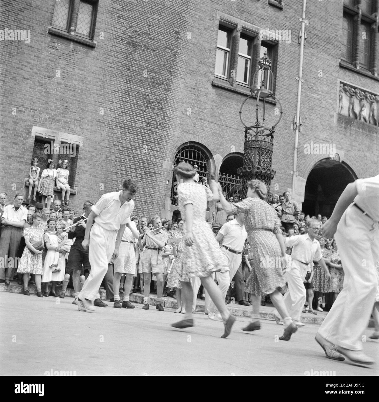 Les divertissements populaires à Amsterdam. Rép. Des diverses festivités liées à la libération dans la capitale Description: [Groupe de danse sur la place devant les Koopmansbeurs] Date: 28 juin 1945 lieu: Amsterdam, Noord-Holland mots clés: Festivals de libération, deuxième Guerre mondiale Banque D'Images