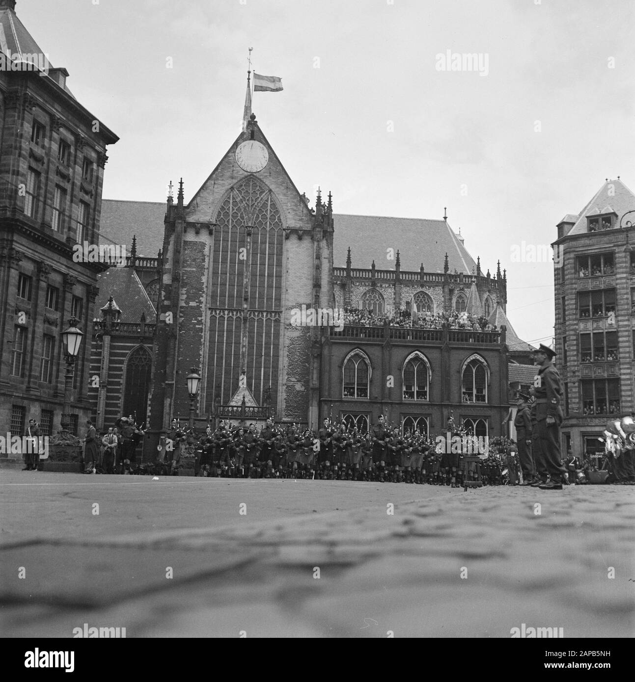 Les divertissements populaires à Amsterdam. Rép. Des diverses festivités suivant la libération dans la capitale Description: [Défilé le long du Palais sur la place du Dam. Corps de musique militaire canadien les Seaforth Highlanders du Canada. Joueurs De Bagpipe] Date: 28 Juin 1945 Lieu: Amsterdam, Noord-Holland Mots Clés: Festivals De Libération, Seconde Guerre Mondiale Banque D'Images