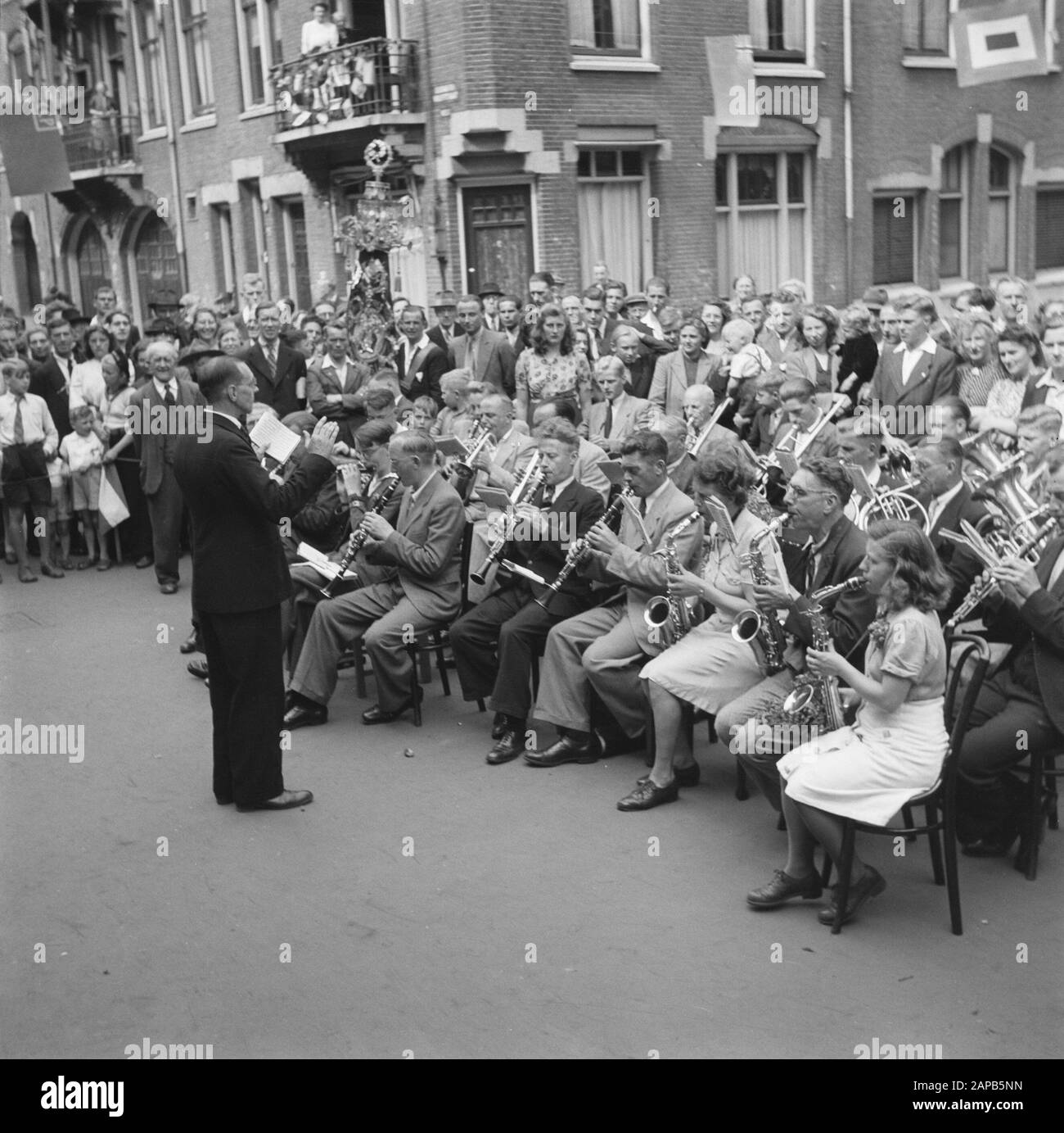 Les divertissements populaires à Amsterdam. Rép. Des diverses festivités liées à la libération dans la capitale Description: [Concert d'un orchestre à vent] Date: 28 juin 1945 lieu: Amsterdam, Noord-Holland mots clés: Festivals de libération, deuxième Guerre mondiale Banque D'Images
