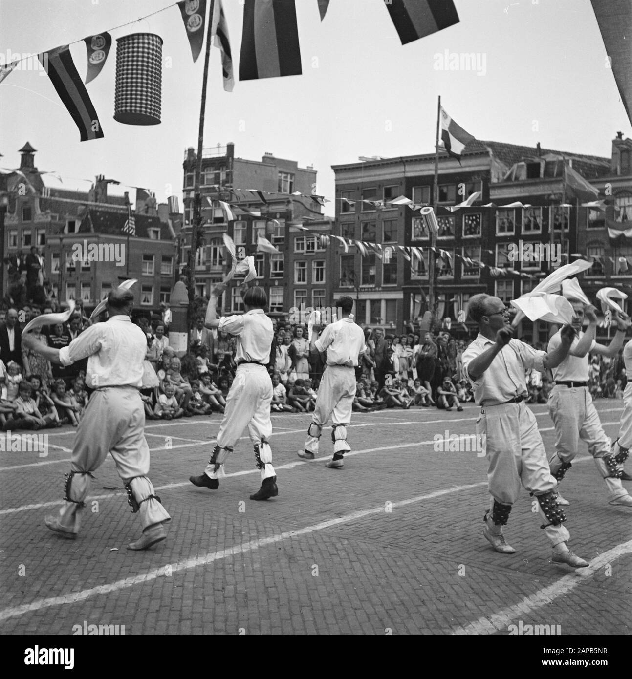Les divertissements populaires à Amsterdam. Rép. Des diverses festivités liées à la libération dans la capitale Description: [Groupe de danse à de Waag] Date: 28 juin 1945 lieu: Amsterdam, Noord-Holland mots clés: Festivals de libération, deuxième Guerre mondiale Banque D'Images