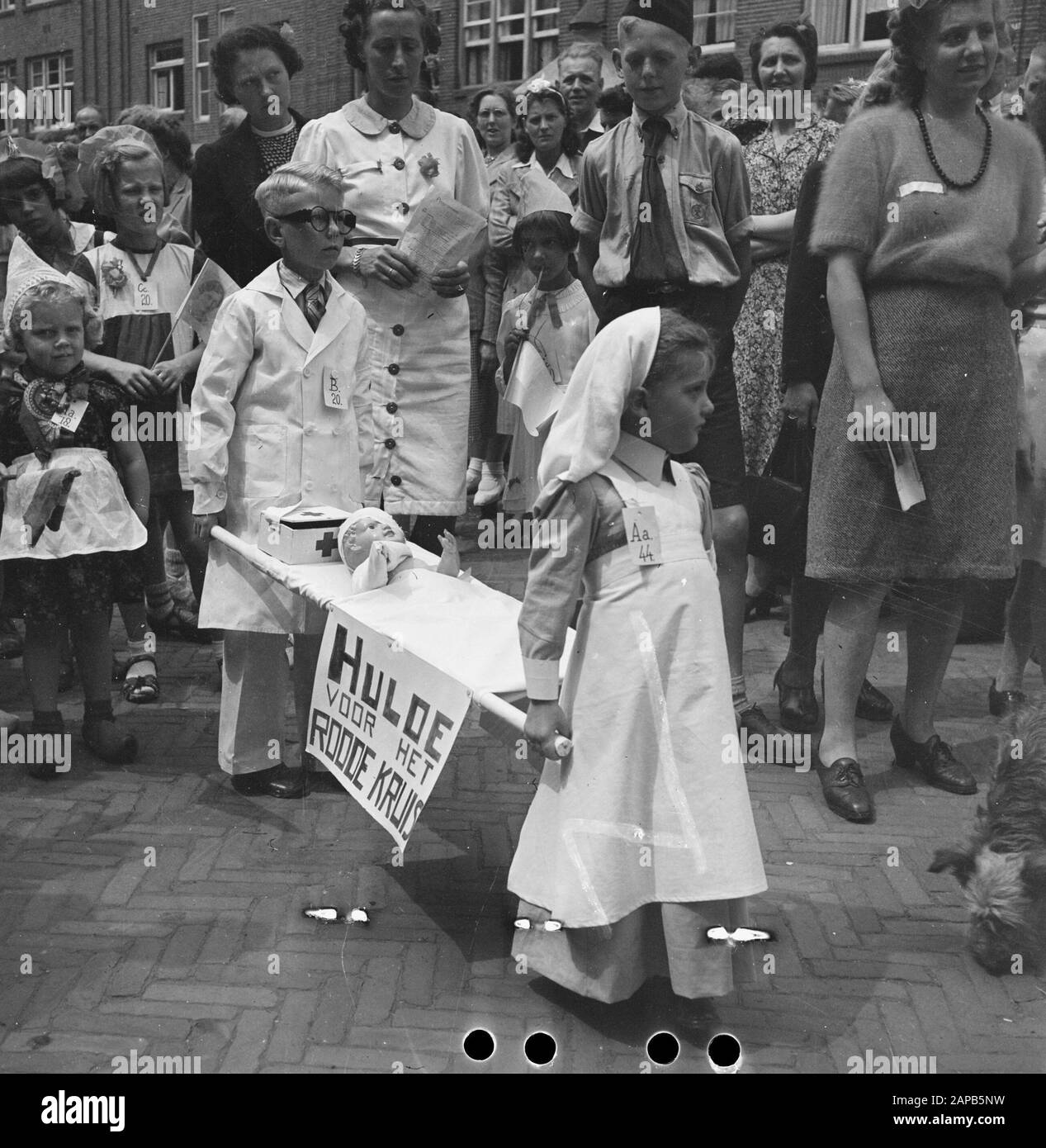 Les divertissements populaires à Amsterdam. Rép. Des diverses festivités liées à la libération dans la capitale Description: [En tant qu'infirmière et médecin vêtu d'enfants avec une civière avec une poupée et l'inscription Hommage pour le Roode Kruis] Date: 28 juin 1945 lieu: Amsterdam, Noord-Holland mots clés: Les partis de libération, la seconde Guerre mondiale Banque D'Images