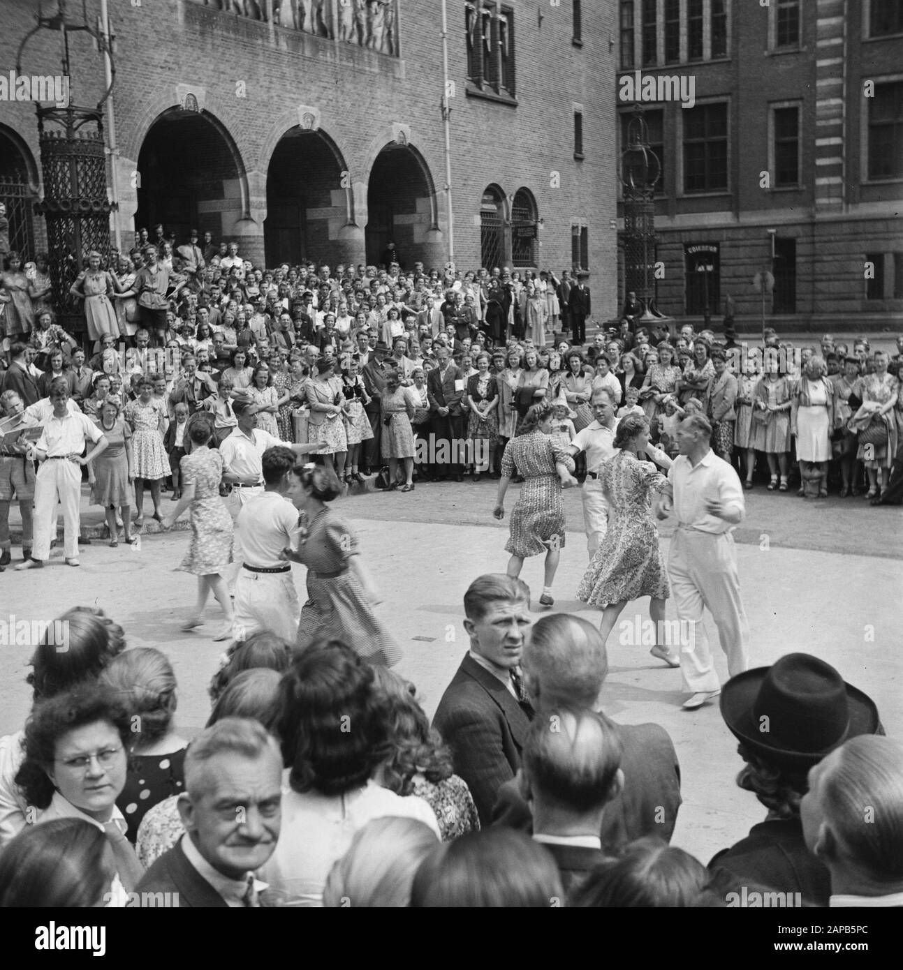 Les divertissements populaires à Amsterdam. Rép. Des diverses festivités liées à la libération dans la capitale Description: [Manifestation de danse aux Koopmansbeurs] Date: 1945 lieu: Amsterdam, Noord-Holland mots clés: Festivals de libération, deuxième Guerre mondiale Banque D'Images