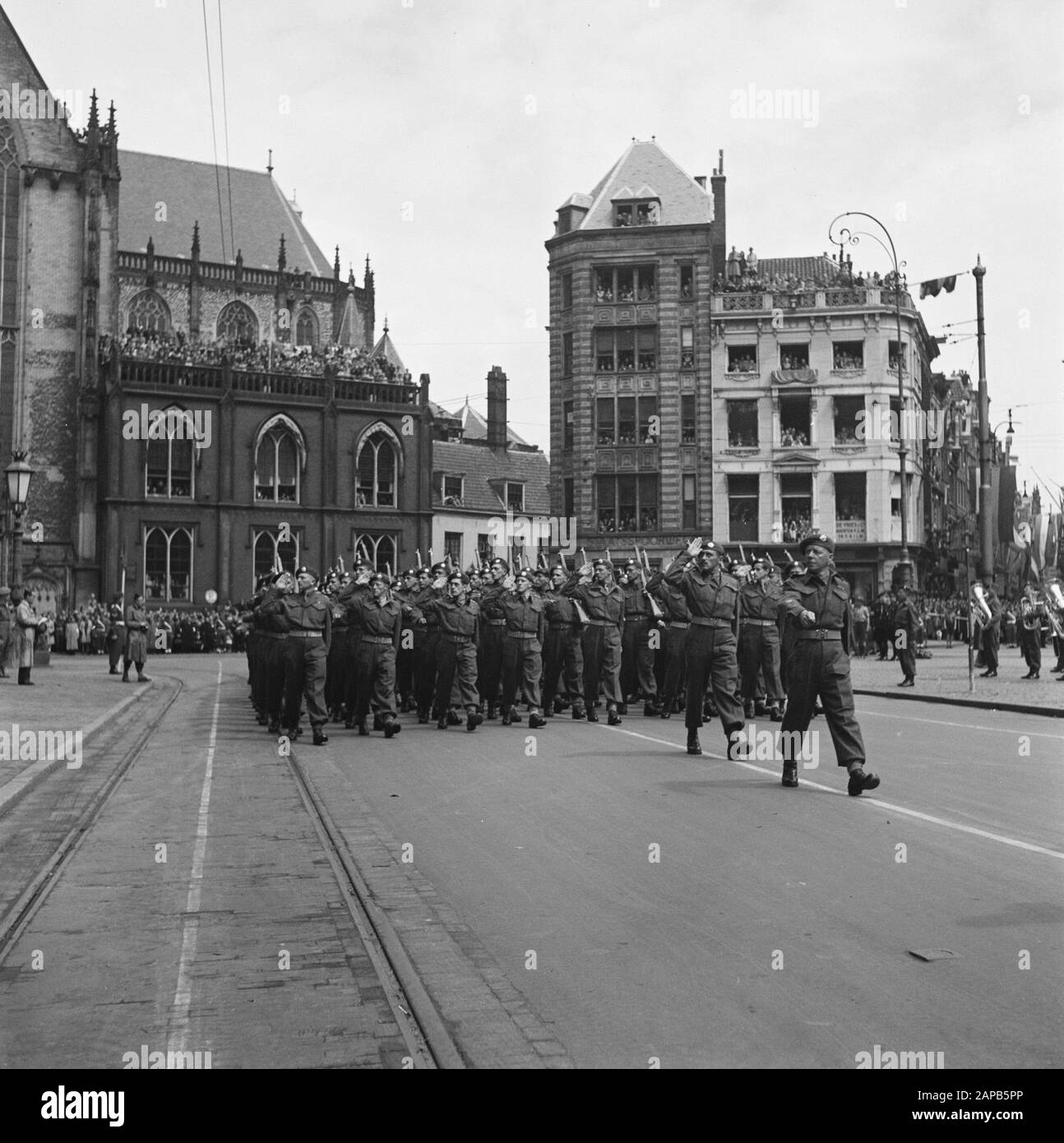 Les divertissements populaires à Amsterdam. Rép. Des diverses festivités suivant la libération dans la capitale Description: [Défilé le long du Palais sur la place du Dam. Une unité militaire apporte un accueil] Date: 28 juin 1945 lieu: Amsterdam, Noord-Holland mots clés: Festivals de libération, seconde Guerre mondiale Banque D'Images