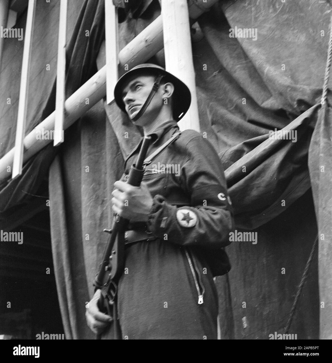 Les divertissements populaires à Amsterdam. Rép. Des diverses festivités liées à la libération dans la capitale Description: [B.s-er avec stengun à une stature] Date: 28 juin 1945 lieu: Amsterdam, Noord-Holland mots clés: Festivals de libération, deuxième Guerre mondiale Banque D'Images