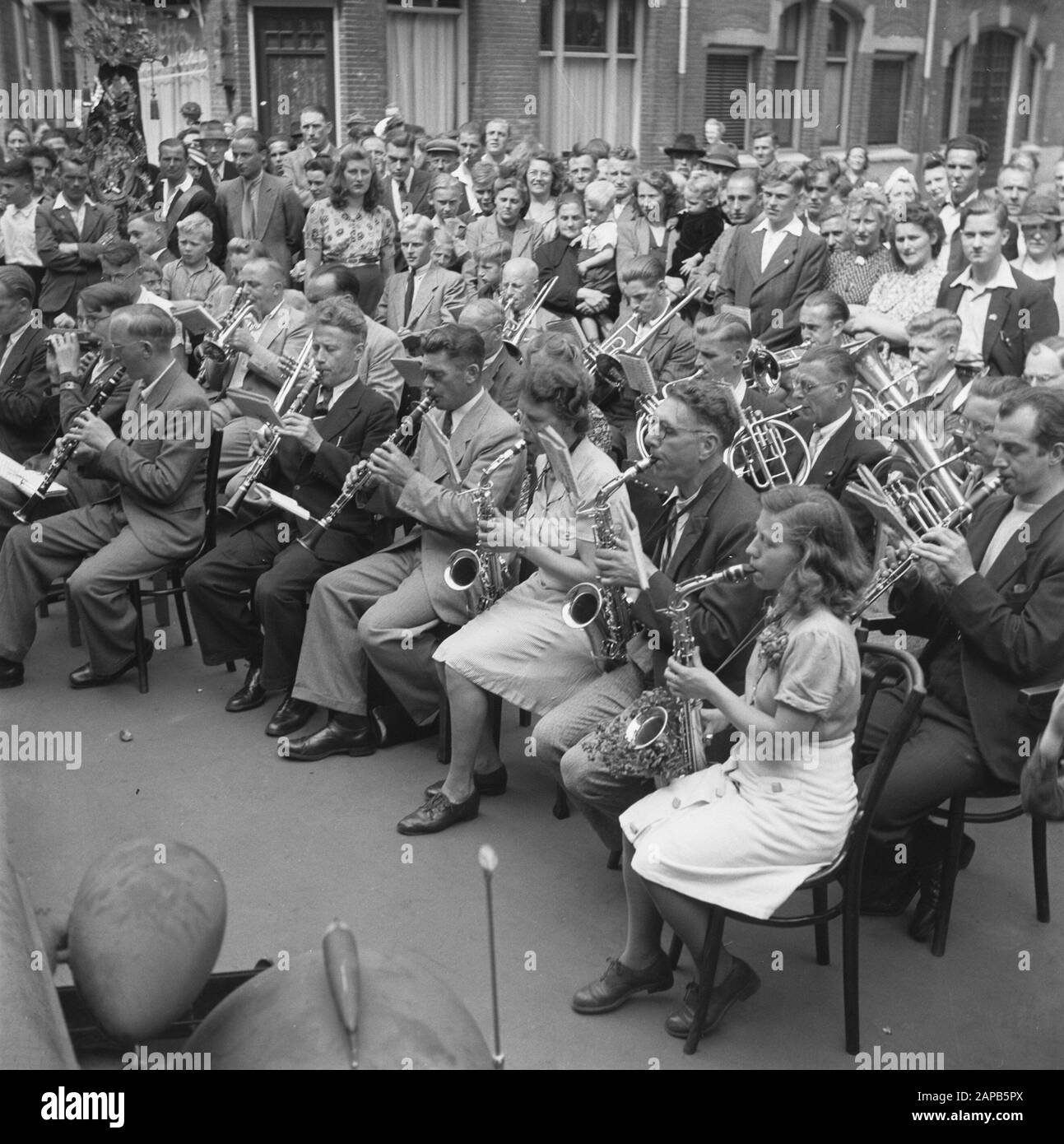 Les divertissements populaires à Amsterdam. Rép. Des diverses festivités liées à la libération dans la capitale Description: [Concert van wind Orchestra] Date: 28 juin 1945 lieu: Amsterdam, Noord-Holland mots clés: Festivals de libération, deuxième Guerre mondiale Banque D'Images