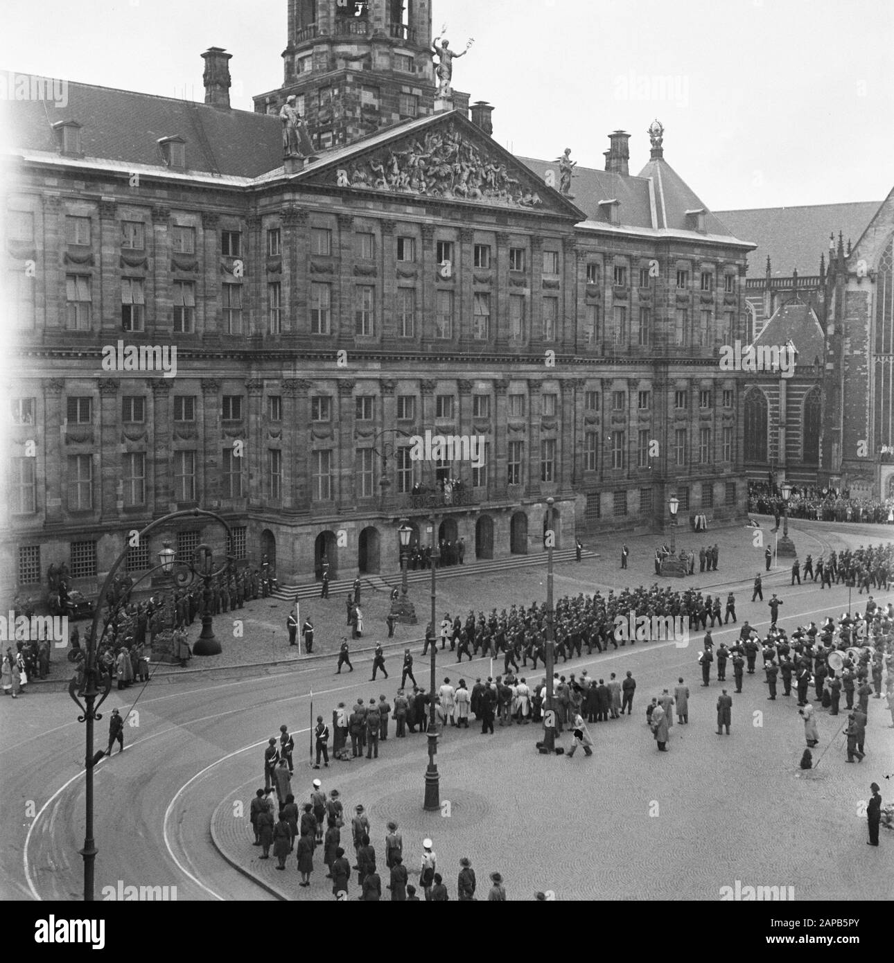 Les divertissements populaires à Amsterdam. Rép. Des diverses festivités liées à la libération dans la capitale Description: [Defilé op de Dam] Date: 28 juin 1945 lieu: Amsterdam, Noord-Holland mots clés: Festivals de libération, deuxième Guerre mondiale Banque D'Images