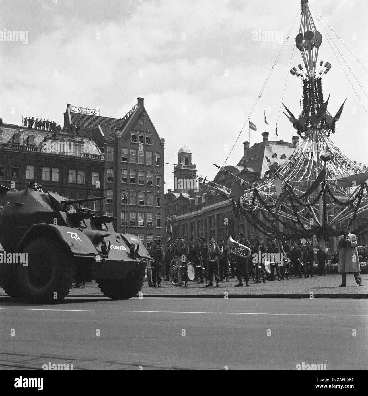 Les divertissements populaires à Amsterdam. Rép. Des diverses festivités après la libération dans la capitale Description: [Défilé pour le Palais sur la place du Dam] Annotation: Explication Marco Hogenkamp: Ici, nous voyons un Staghound des Royal Canadian Dragoons. La voiture a été affectée à l'escadron A et appartenait à la Troop du quartier général, représentée par les numéros 1, 2, 3 ou 4, dans ce cas le numéro 3. Le wagon exécute l'armement standard (et complet) sous forme de canon de 37 mm et de deux mitrailleuses Browning. Je suis curieux de savoir qui le photographe est sur le côté droit de la photo, c'est que Wiel van der Rands Banque D'Images