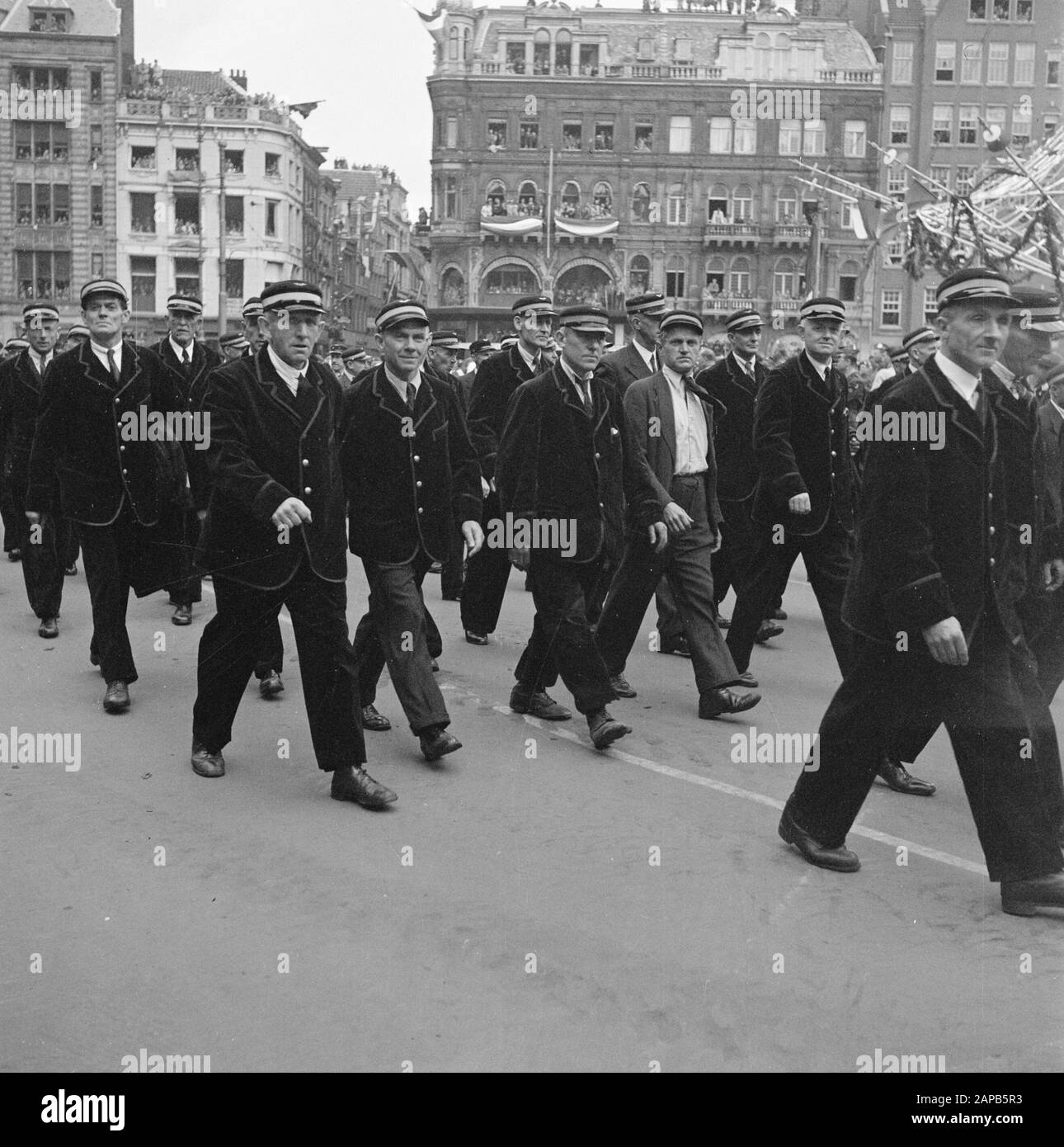 Les divertissements populaires à Amsterdam. Suite à la libération dans la capitale Description: [Defilé op de Dam. Personnel Ferroviaire?] Date: 28 Juin 1945 Lieu: Amsterdam, Noord-Holland Mots Clés: Festivals De Libération, Seconde Guerre Mondiale Banque D'Images