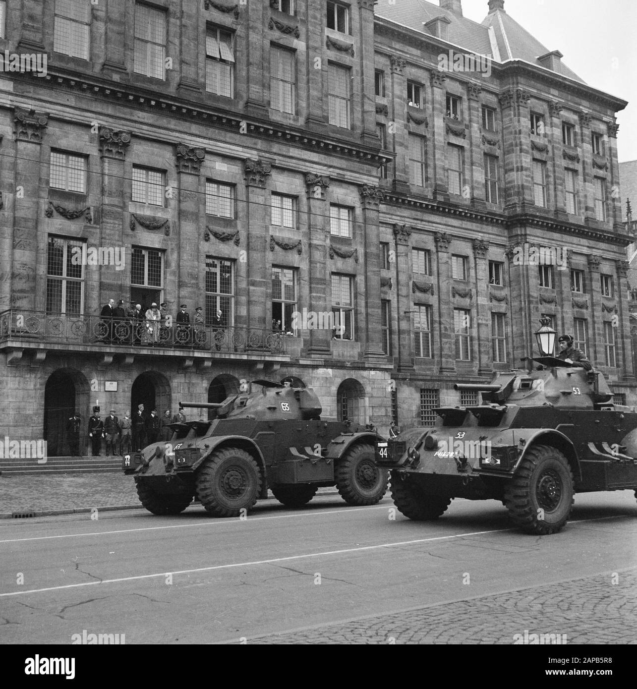 Les divertissements populaires à Amsterdam. Rép. Des diverses festivités après la libération dans la capitale Description: [Défilé pour le Palais sur la place du Dam. Voitures blindées] Annotation: Explication Marco Hogenkamp: Ici, nous voyons une rangée entière de Staghounds du 12ème Manitoba Dragoons. Les véhicules à immatriculation visible sont affectés à l'escadron D, la voiture de gauche appartient à la Troop du quartier général, représentée par le numéro 3, la voiture de droite a un numéro à 3 chiffres qui n'est malheureusement pas lisible. Les voitures portent l'armement standard comme un canon de 37 mm et deux mitrailleuses Browning. À t Banque D'Images