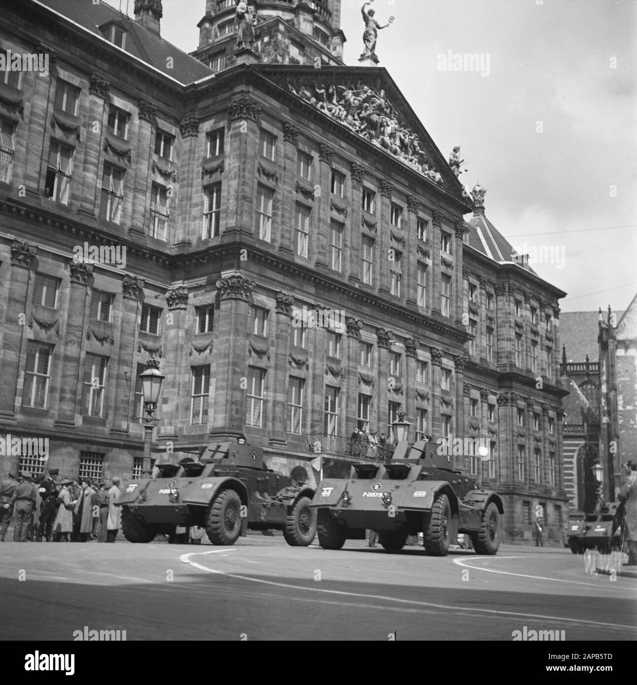 Les divertissements populaires à Amsterdam. Rép. Des diverses festivités après la libération dans la capitale Description: [Défilé pour le Palais sur la place du Dam. Blindés Cars] Date: 28 Juin 1945 Lieu: Amsterdam, Noord-Holland Mots Clés: Festivals De Libération, Seconde Guerre Mondiale Banque D'Images