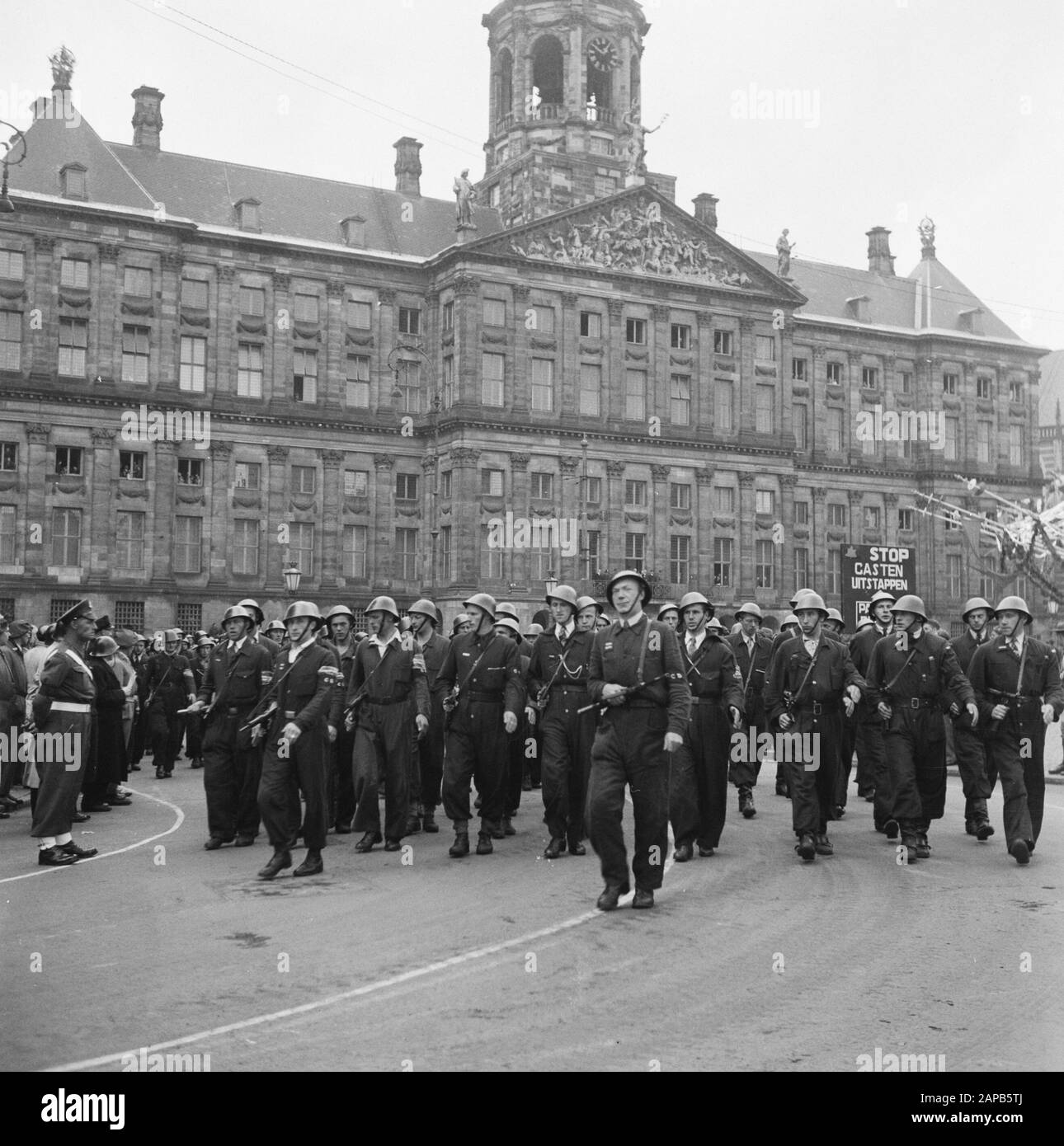 Les divertissements populaires à Amsterdam. Rép. Des diverses festivités après la libération dans la capitale Description: [Défilé pour le Palais sur la place du Dam. Manschappen Forces armées nationales avec bracelet avec inscription CD] Date: 28 juin 1945 lieu: Amsterdam, Noord-Holland mots clés: Festivités de libération, seconde Guerre mondiale Banque D'Images