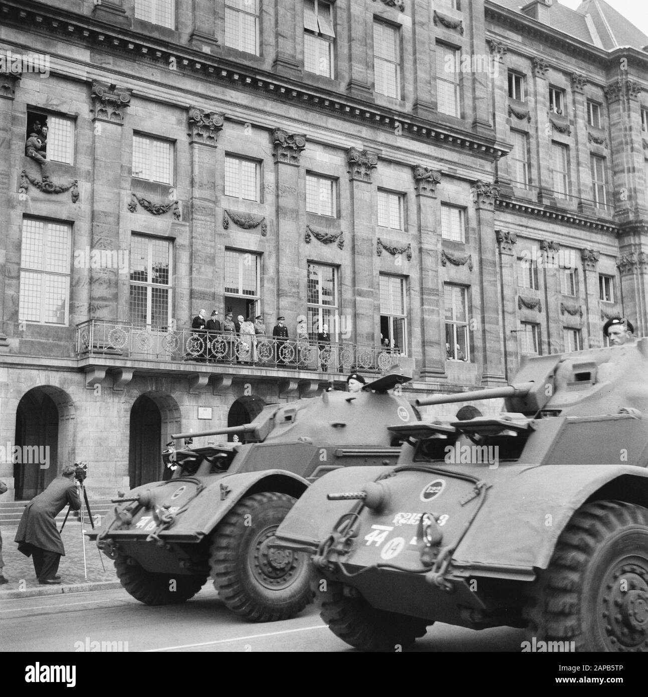 Les divertissements populaires à Amsterdam. Rép. Des diverses festivités après la libération dans la capitale Description: [Défilé pour le Palais sur la place du Dam. Voitures blindées] Annotation: Explication Marco Hogenkamp: Ici nous voyons 2 Staghounds du 12ème Manitoba Dragoons. Les deux sont de l'escadron C, la voiture arrière est le numéro de voiture 1 du 12ème Troop et l'autre est le numéro de voiture 2 du 12ème Troop. Les voitures portent l'armement standard comme un canon de 37 mm et deux mitrailleuses Browning. L'homme de Staghound 121 pourrait être W.Schaldemose, mais je ne peux pas dire cela avec 100% Banque D'Images