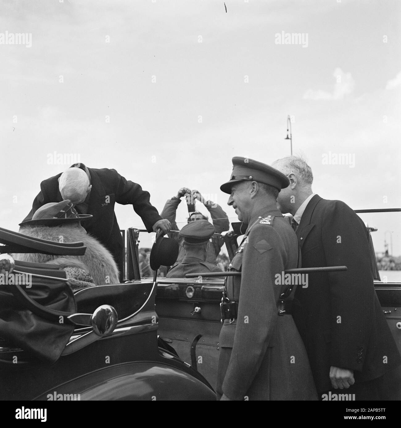 Les divertissements populaires à Amsterdam. Rép. Des diverses festivités après la libération dans la capitale Description: [Le général canadien Clerar accueille ou dit au revoir à la Reine Wilhelmina] Annotation: À côté du général (à peine visible) le maire suppléant Feike de Boer Date: 28 juin 1945 lieu : Amsterdam, Noord-Holland mots clés: Festivals de libération, seconde Guerre mondiale Banque D'Images