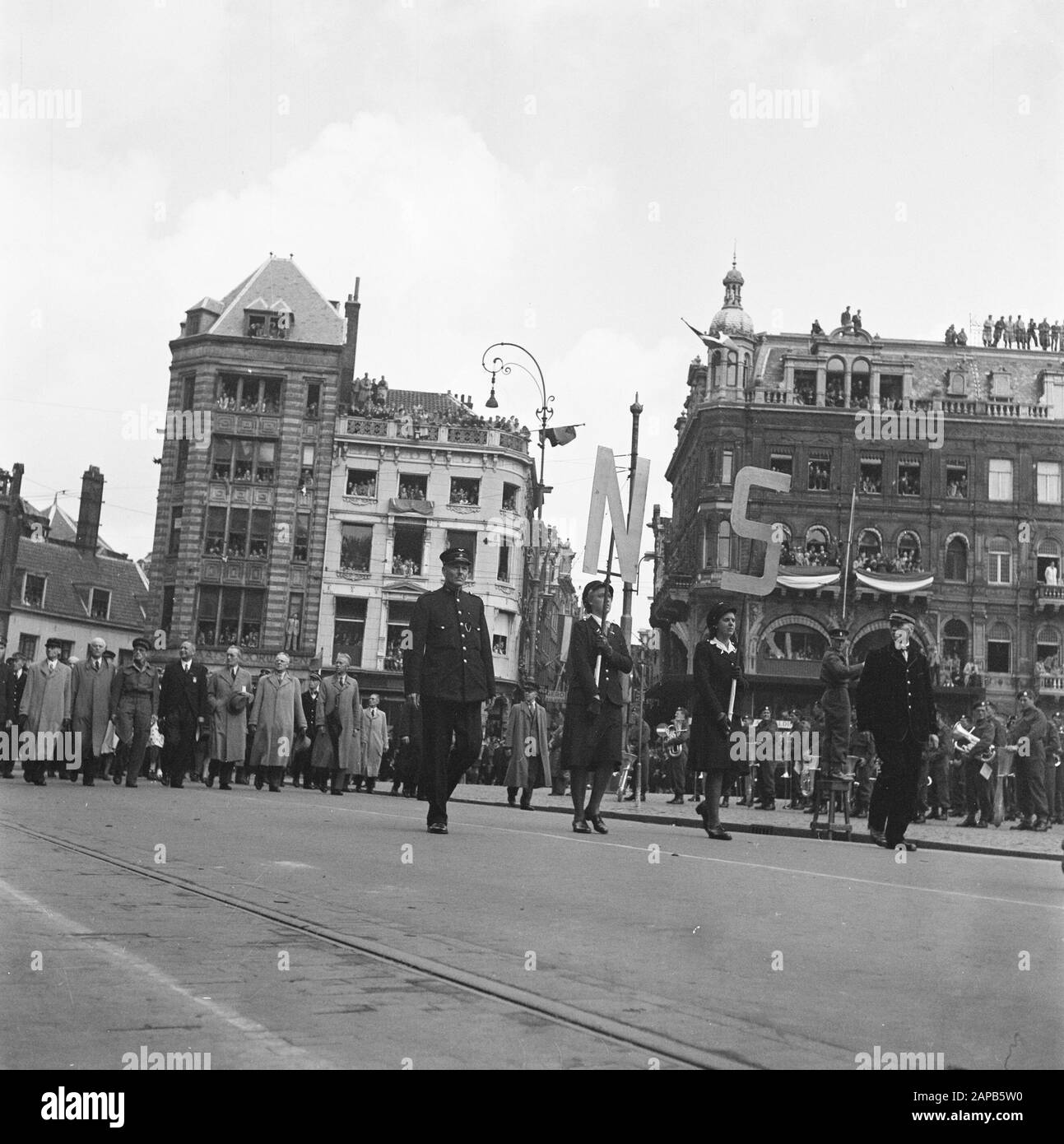 Les divertissements populaires à Amsterdam. Rép. Des diverses festivités après la libération dans la capitale Description: [Défilé pour le Palais sur la place du Dam. Délégation Des Chemins De Fer Néerlandais] Date: 28 Juin 1945 Lieu: Amsterdam, Noord-Holland Mots Clés: Festivals De Libération, Seconde Guerre Mondiale Banque D'Images