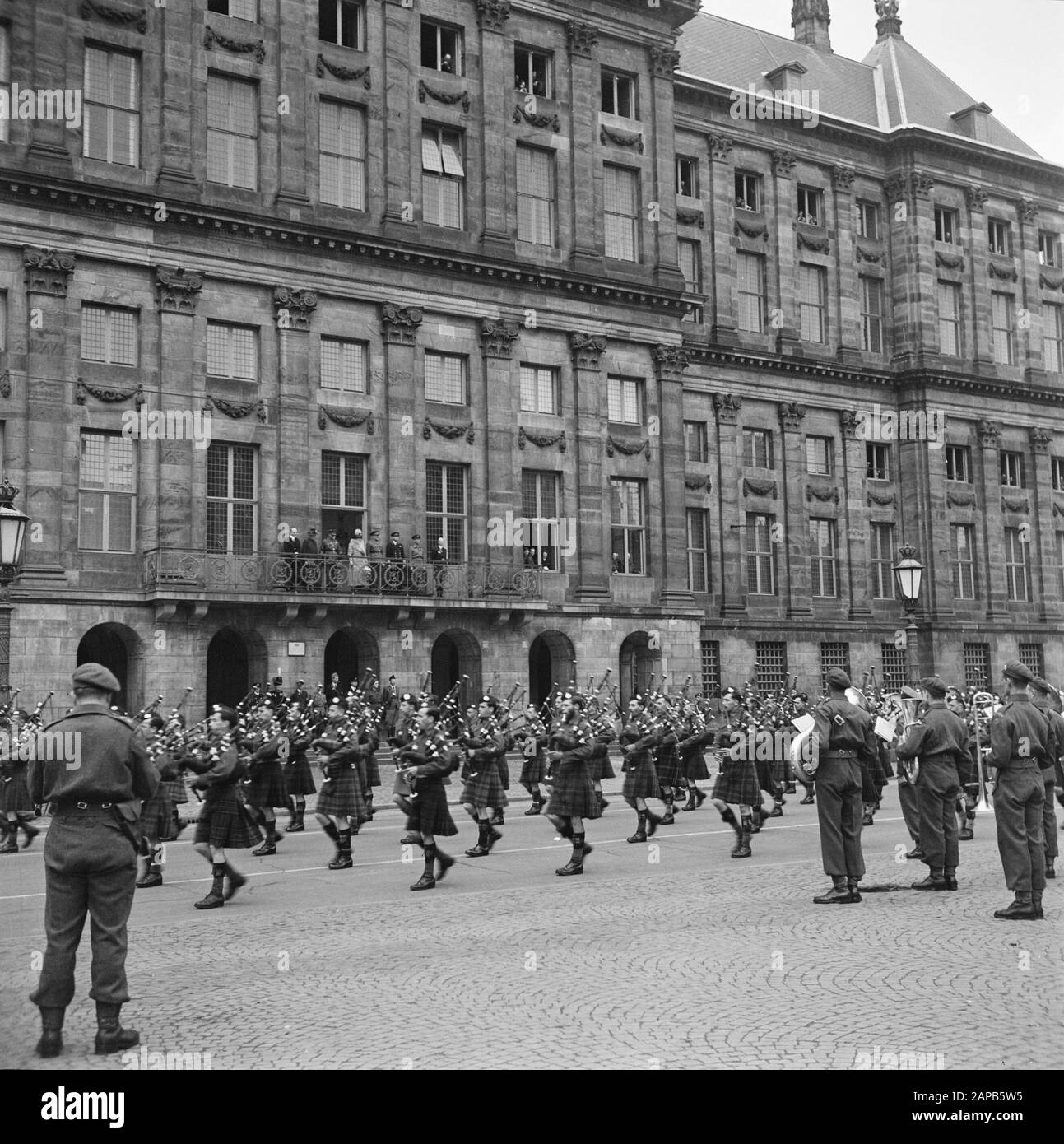 Les divertissements populaires à Amsterdam. Rép. Des diverses festivités après la libération dans la capitale Description: [Défilé pour le Palais sur la place du Dam. Bande de musique militaire canadienne Les Seaforth Highlanders du Canada. Voorop Bagpipes] Date: 28 Juin 1945 Lieu: Amsterdam, Noord-Holland Mots Clés: Festivals De Libération, Seconde Guerre Mondiale Banque D'Images