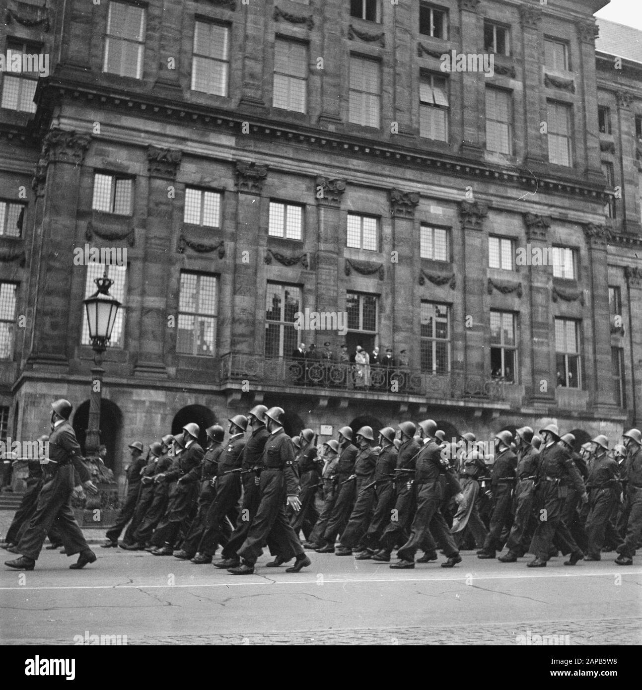 Les divertissements populaires à Amsterdam. Rép. Des diverses festivités après la libération dans la capitale Description: [Défilé pour le Palais sur la place du Dam. Forces Armées Nationales] Date : 28 Juin 1945 Lieu : Amsterdam, Noord-Holland Mots Clés : Festivals De Libération, Seconde Guerre Mondiale Banque D'Images