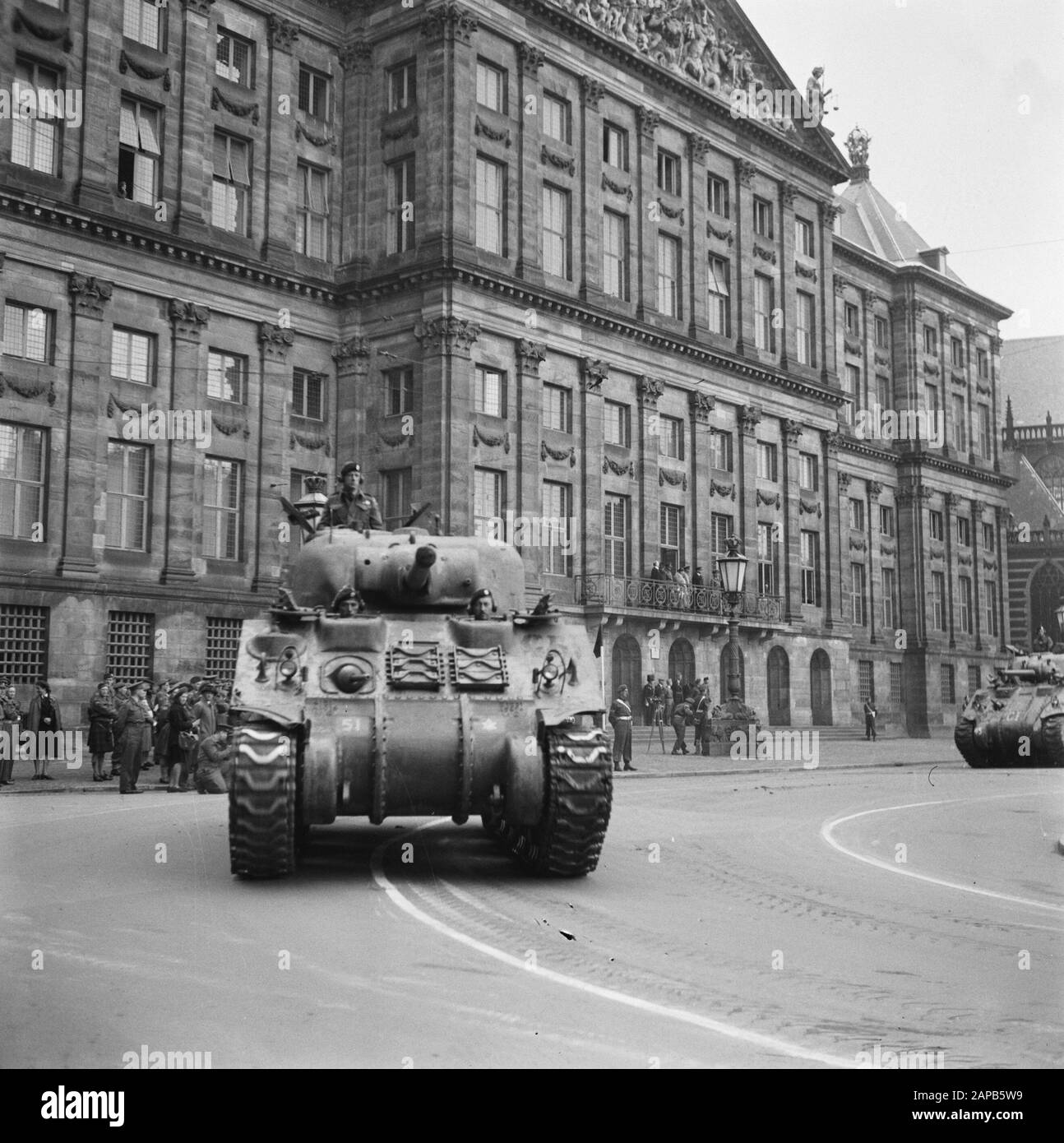 Les divertissements populaires à Amsterdam. Rép. Des diverses festivités après la libération dans la capitale Description: [Défilé pour le Palais sur la place du Dam. Sherman Tank] Date: 28 Juin 1945 Lieu: Amsterdam, Noord-Holland Mots Clés: Festivals De Libération, Seconde Guerre Mondiale Banque D'Images