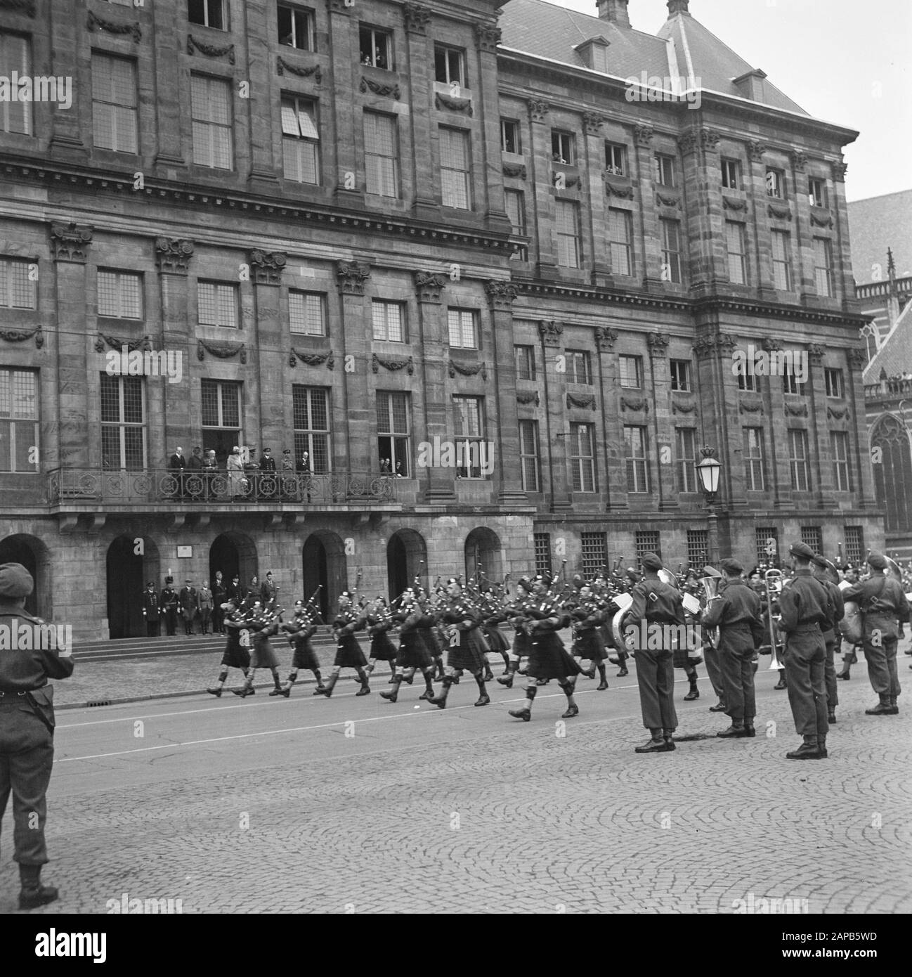 Les divertissements populaires à Amsterdam. Rép. Des diverses festivités après la libération dans la capitale Description: [Défilé pour le Palais sur la place du Dam. Bande de musique militaire canadienne Les Seaforth Highlanders du Canada. Voorop Bagpipes] Date: 28 Juin 1945 Lieu: Amsterdam, Noord-Holland Mots Clés: Festivals De Libération, Seconde Guerre Mondiale Banque D'Images