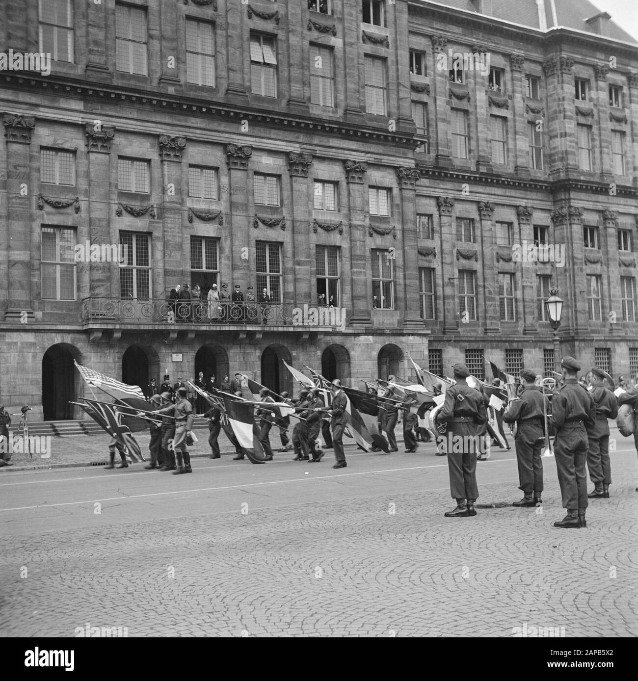 Les divertissements populaires à Amsterdam. Rép. Des diverses festivités après la libération dans la capitale Description: [Défilé pour le Palais sur la place du Dam. Flagparade] Date: 28 Juin 1945 Lieu: Amsterdam, Noord-Holland Mots Clés: Festivals De Libération, Seconde Guerre Mondiale Banque D'Images