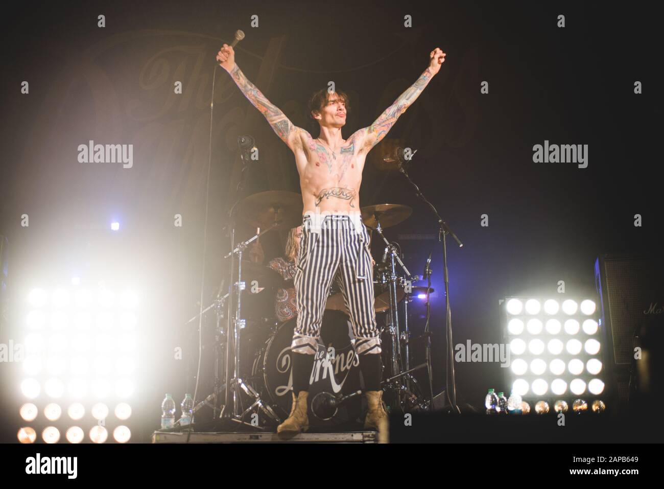 Alcatraz, MILANO, ITALIE - 2016/01/24: Justin Hawkins du groupe anglais les ténèbres se remplissent en direct au club d'Alcatraz à Milan pour la tournée « Blast Of Our Kind » 2016. Banque D'Images