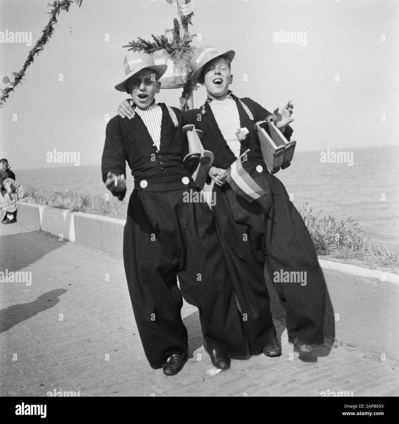 Festivals et foire à Volendam. Deux Volendammers d'humeur festive. Date : Juillet 1945; Banque D'Images