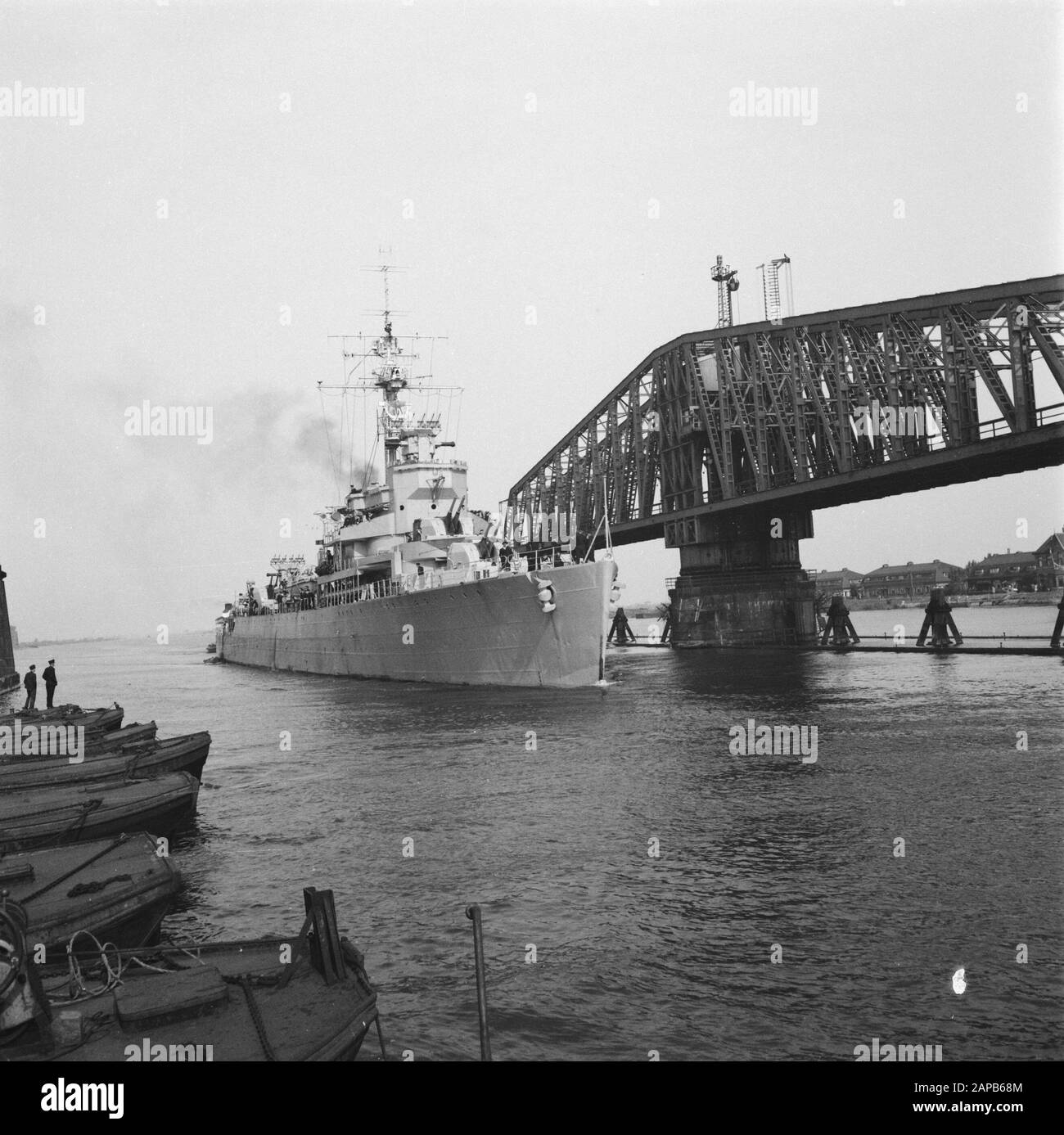 Homecoming of Hr. Mme Dan. Jacob van Heemskerck Description: De Heemskerck passe le Hembrug Date: 27 juillet 1945 lieu: Zaandam mots clés: Marine, navires militaires Banque D'Images