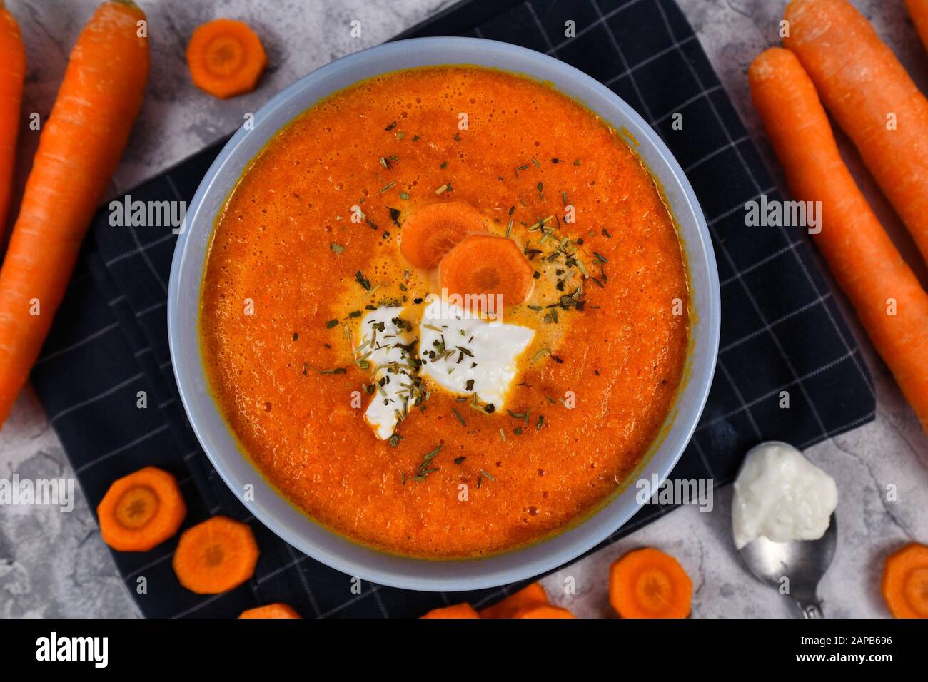 Soupe saine aux carottes végétales avec peu de calories pour la diète dans un bol gris Banque D'Images