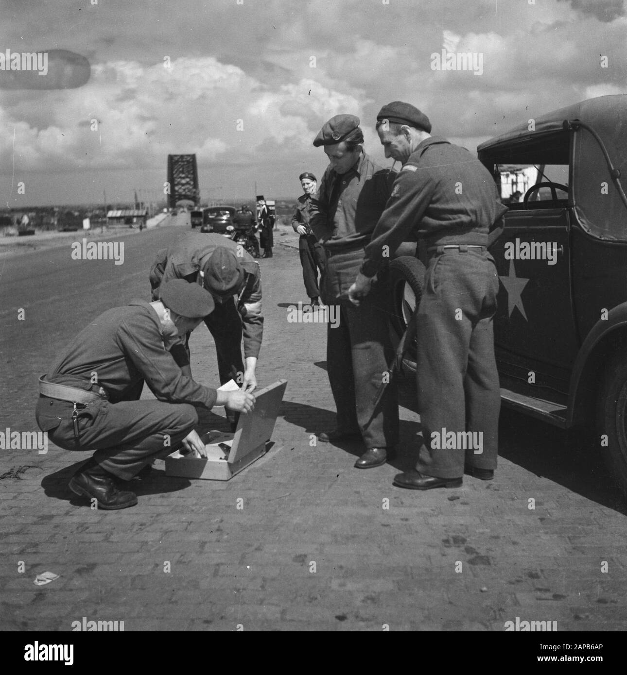 Trafic de tabac à la frontière entre les Pays-Bas et la Belgique (commerce noir) Description: Le contenu d'une valise est vérifié par les agents des douanes Date: 1945 lieu: Belgique mots clés: Commerce, seconde Guerre mondiale Banque D'Images