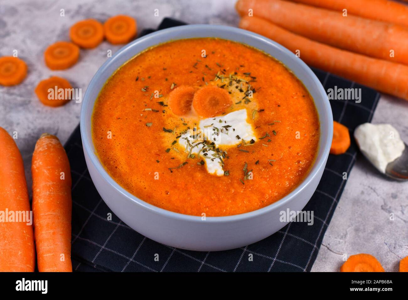 Soupe saine aux carottes végétales avec peu de calories pour la diète dans un bol gris Banque D'Images