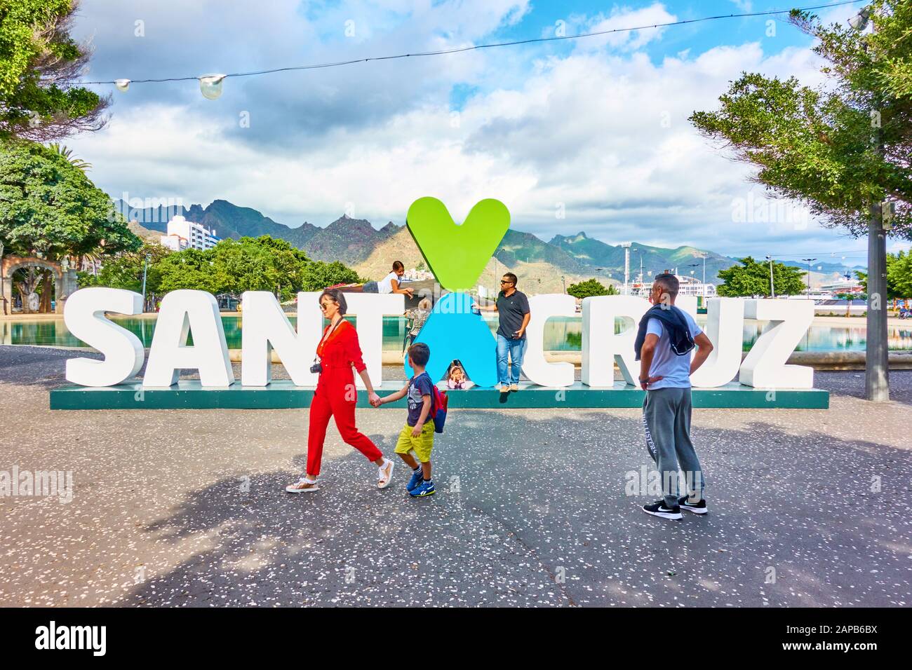 Santa Cruz de Tenerife, Espagne - 15 décembre 2019: Santa Cruz signe sur la Plaza de Espana et les gens à pied Banque D'Images