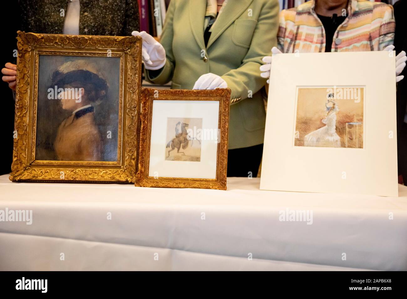 Berlin, Allemagne. 22 janvier 2020. Trois œuvres d'art identifiées comme de l'art nazi pillé peuvent être vues au bureau du ministre d'État à la Culture Grütters à la Chancellerie fédérale lorsqu'elles sont retournées à l'héritière Armand Dorvilles. Les travaux en question sont l'aquarelle 'Lady in a Evening gawn' (r) et la peinture 'Portrait d'une Dame' (l) de Jean-Louis Forain, à la fois de la collection de Cornelius Gurlitt, ainsi que le dessin 'Amazone avec cheval d'élevage' (M) de Constantin Gars, qui était la dernière en propriété privée. Crédit: Christoph Soeder/Dpa/Alay Live News Banque D'Images