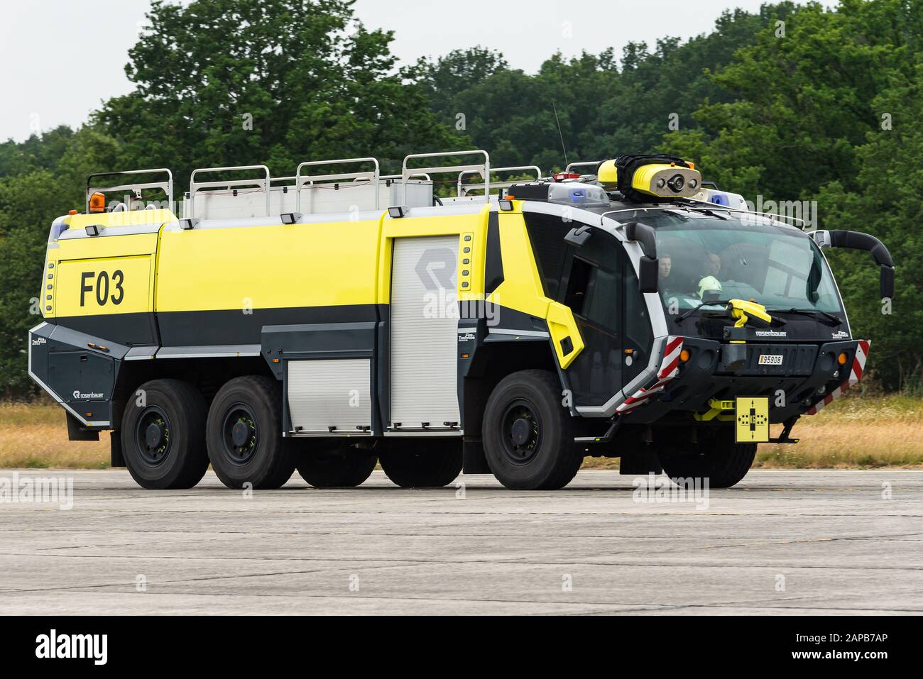 Un crashtender Rosenbauer Panther de l'armée de l'air belge. Banque D'Images