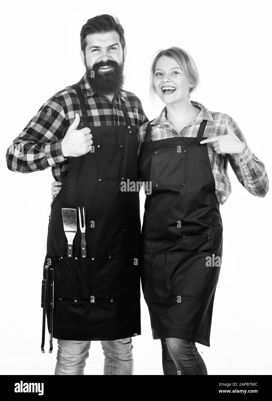 Notre nourriture. Outils pour la cuisson de la viande. Couple in love hold ustensiles de cuisine. Barbecue pique-nique. food cooking recette. Week-end en famille. Hipster barbu homme et fille. Préparation et culinaire. Banque D'Images