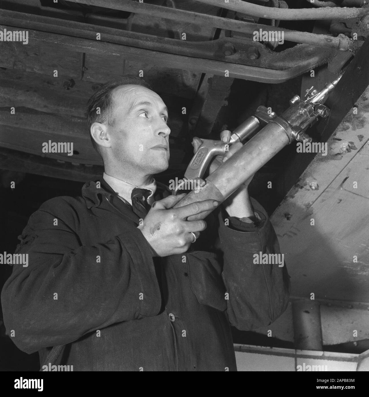 Car Assembly Fordgarage Description: Car Assembly Fordgarage Date: 14 Novembre 1945 Mots Clés: Voitures, Garages, Mécaniciens Banque D'Images