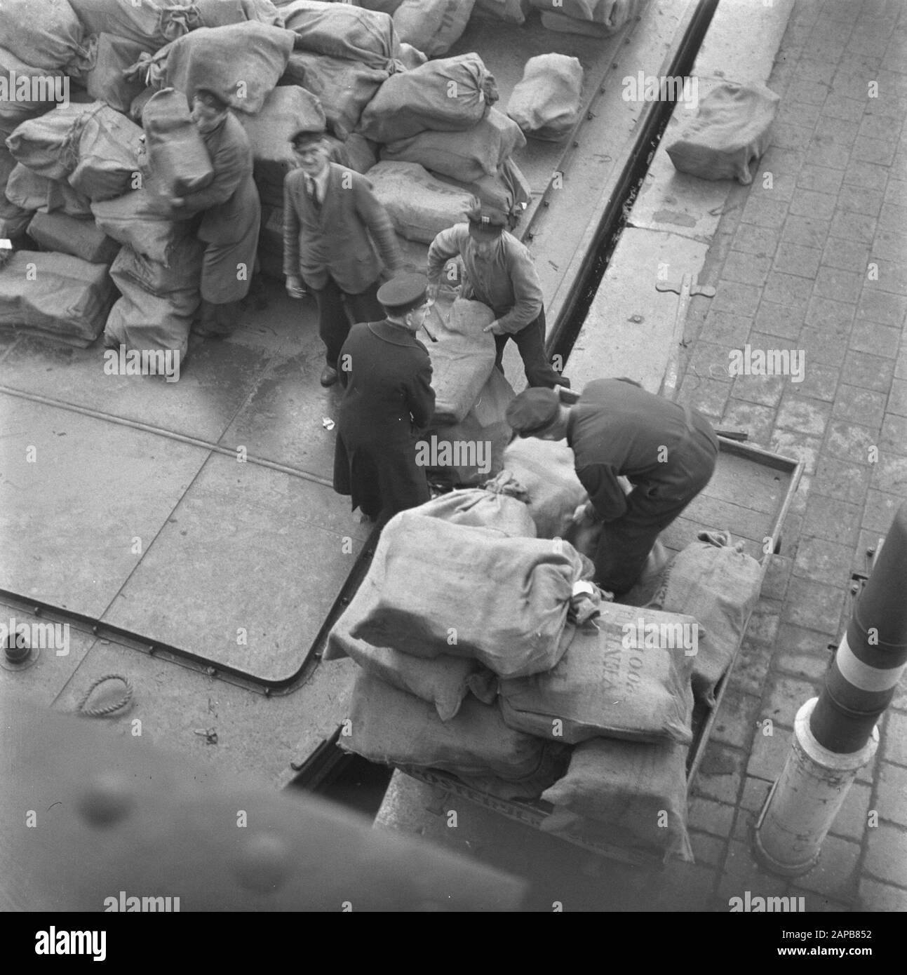 Les sacs postaux américains sont arrivés Date: 9 novembre 1945 lieu: Amsterdam, Noord-Holland mots clés: Poste, sacs Banque D'Images
