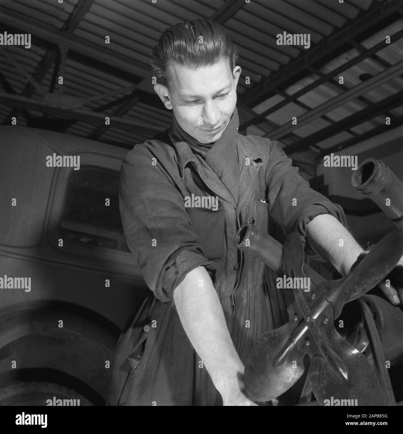Car Assembly Fordgarage Description: Car Assembly Fordgarage Date: 14 Novembre 1945 Mots Clés: Voitures, Garages, Mécaniciens Nom Personnel: Ford Banque D'Images