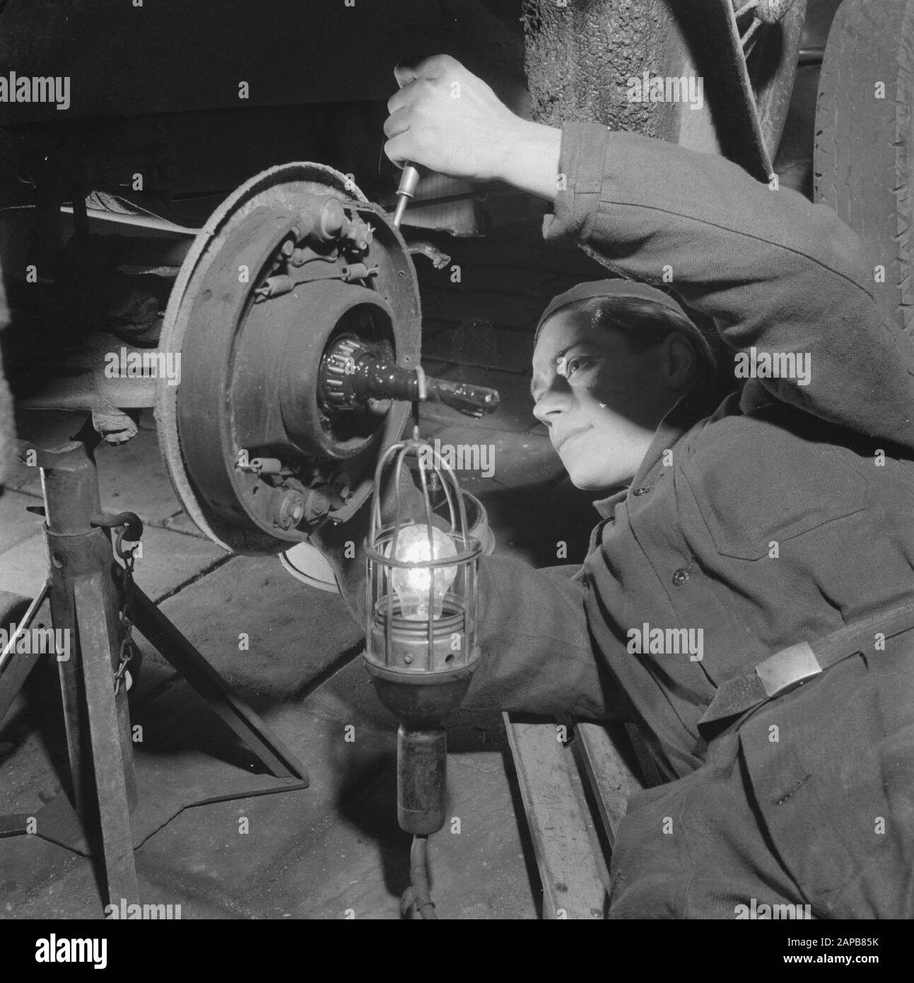 Car Assembly Fordgarage Description: Car Assembly Fordgarage Date: 14 Novembre 1945 Mots Clés: Voitures, Garages, Mécaniciens Banque D'Images