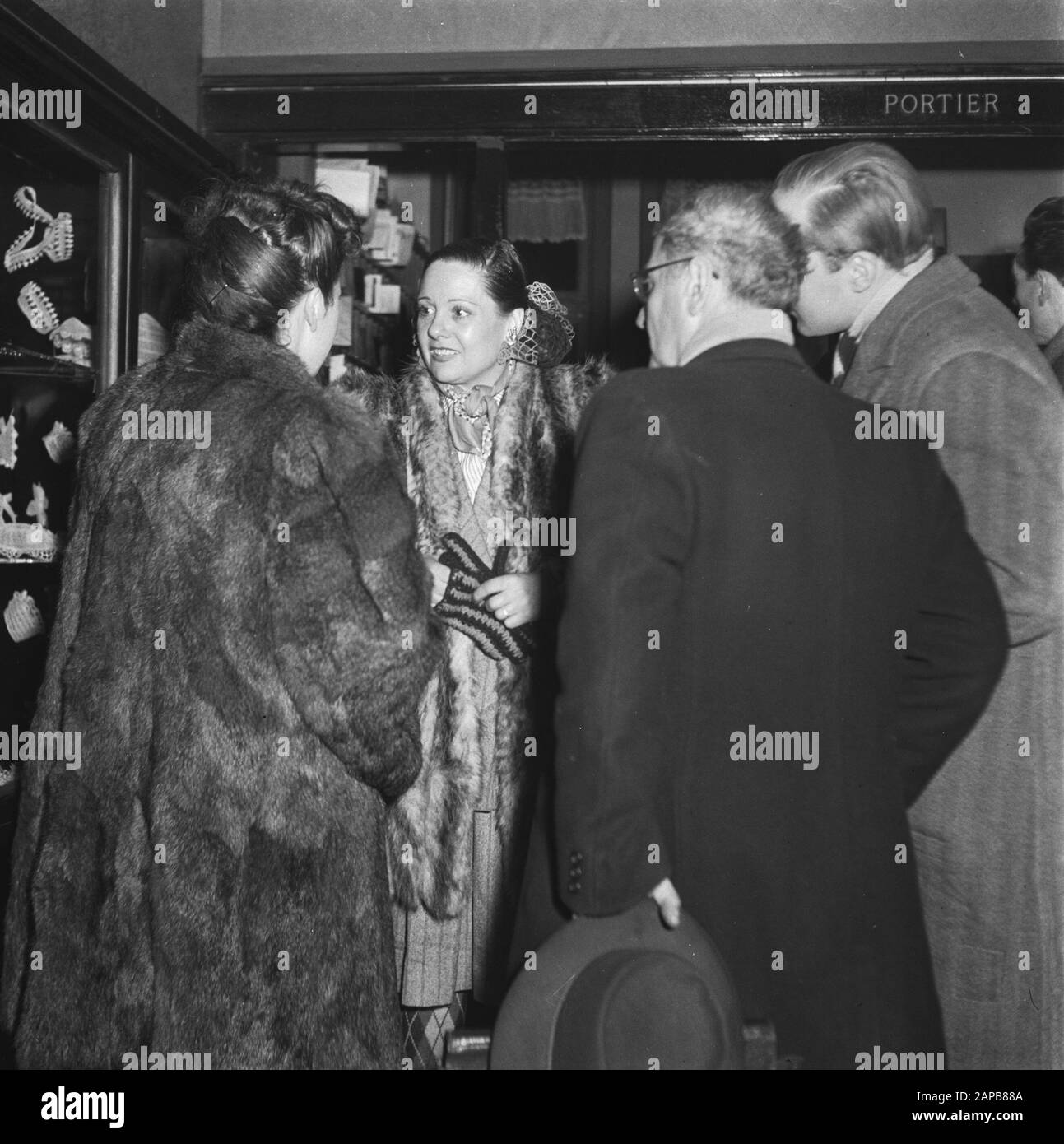 Arrivée Lucienne Boyer Annotation: Lucienne Boyer était une chansonnière française Date: 30 novembre 1945 Nom personnel: Boyer, Lucienne Nom de l'institution: Pax Banque D'Images