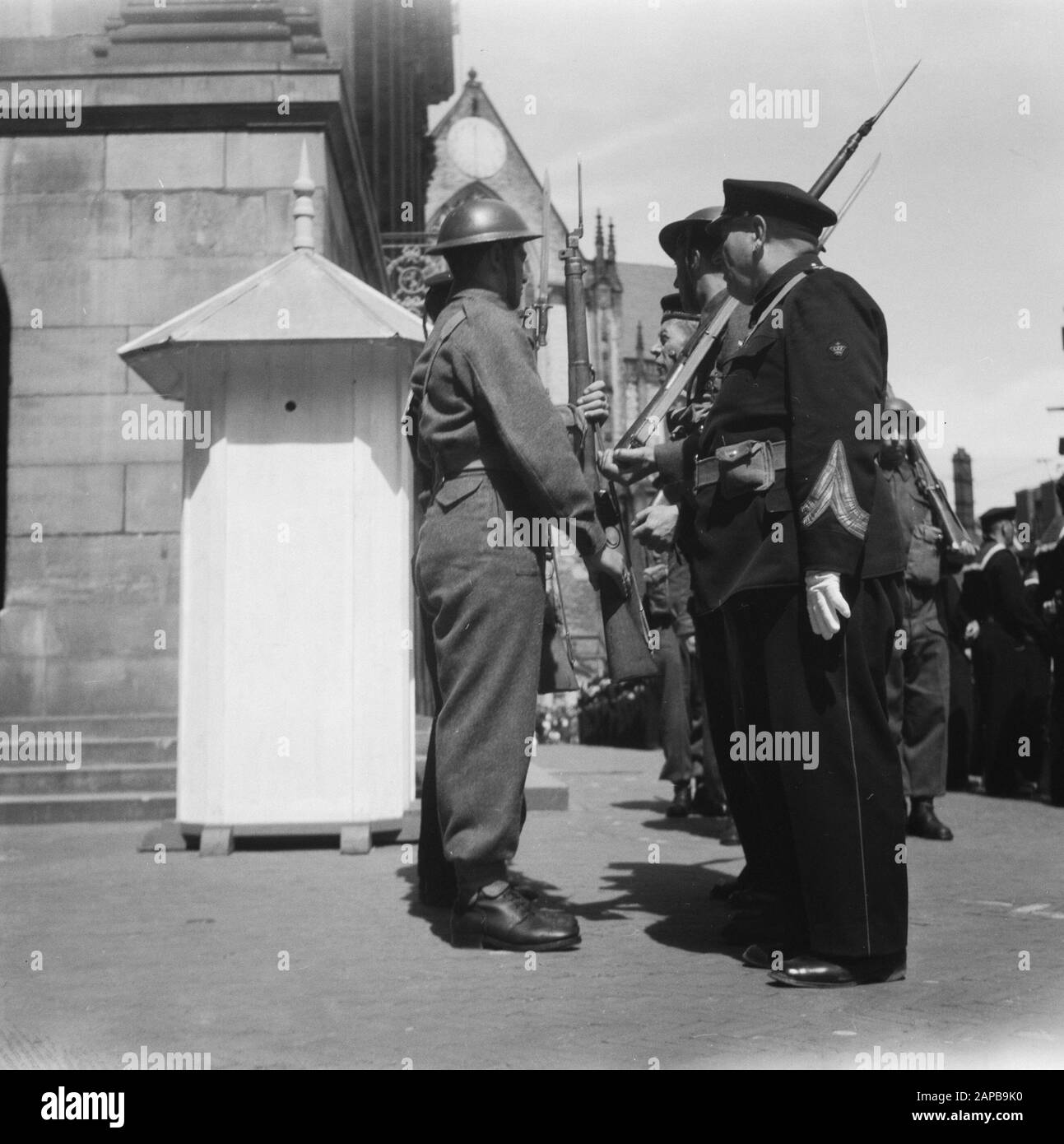 La mise en place de la garde sur le barrage du Dam Date : 13 mai 1946 Banque D'Images