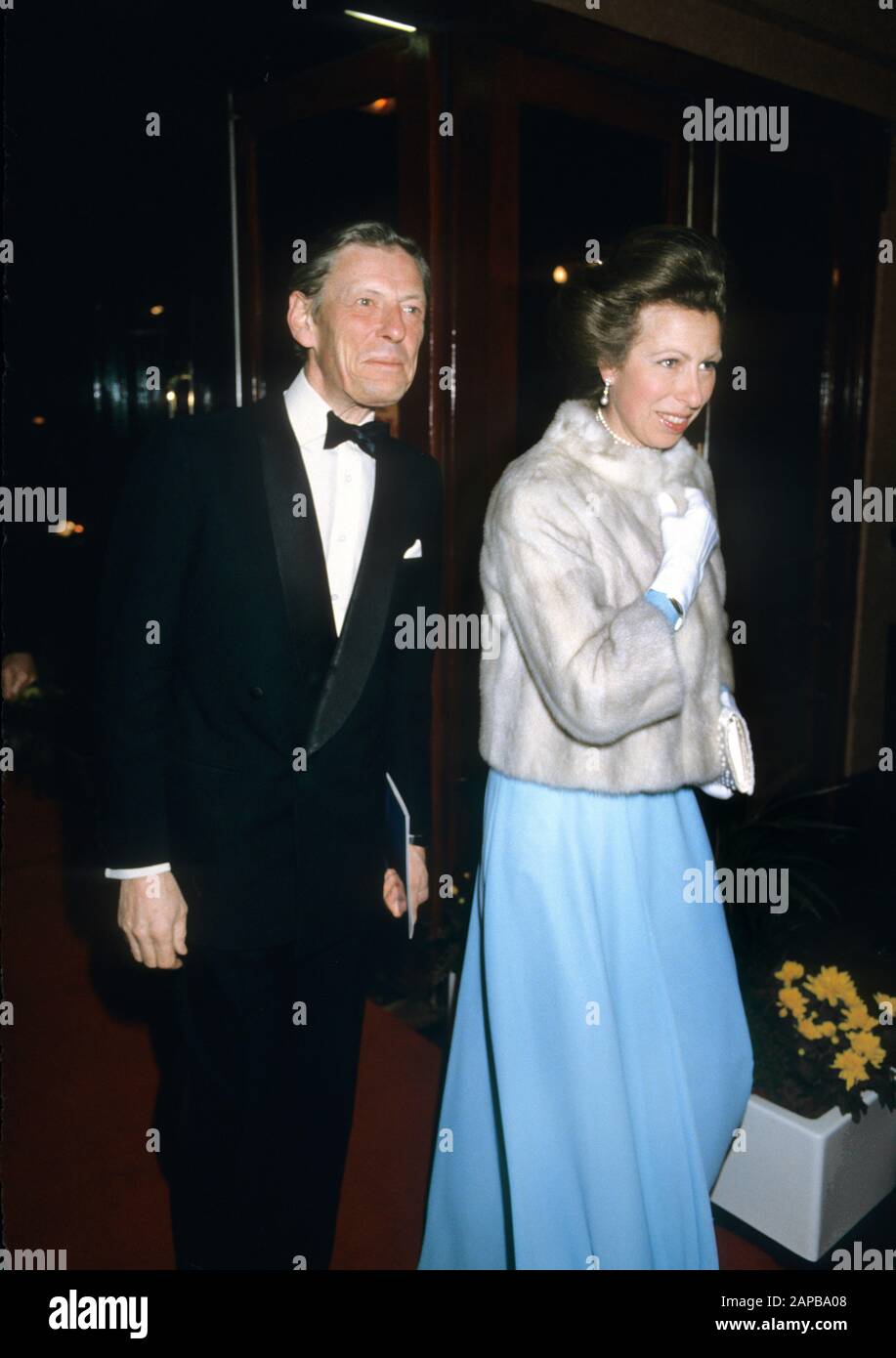 Angus Ogilvy escorte la princesse Anne de HRH à la première de 'me et ma fille, Londres, Angleterre 1985 Banque D'Images