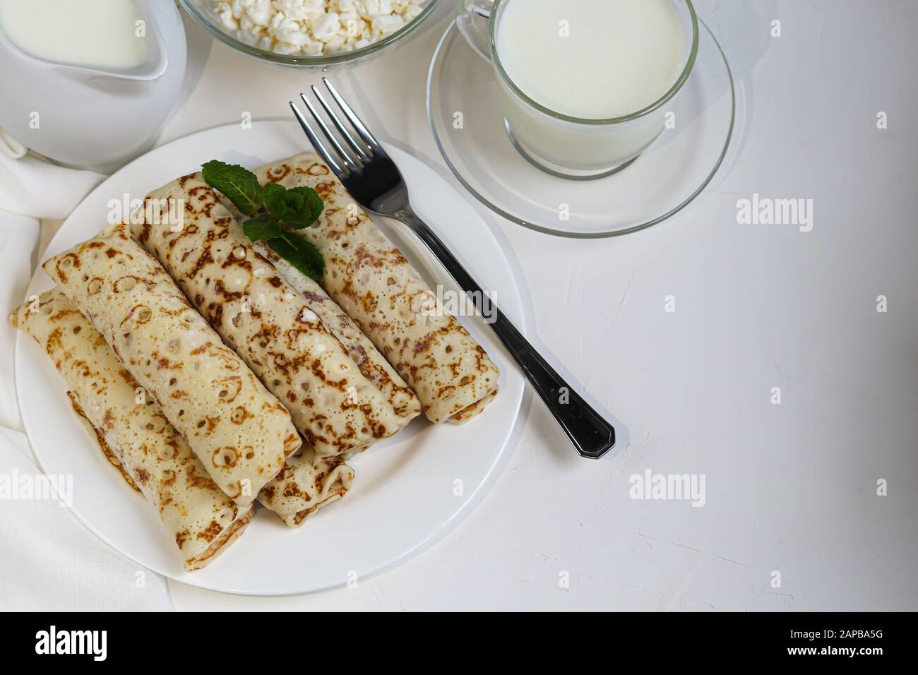 Crepes Au Fromage Cottage Maison Produit Fermente Au Lait Acide Un Petit Dejeuner Sain Et Delicieux Avec De La Creme Aigre Et De La Confiture De Framboises Sur Fond Blanc Photo Stock