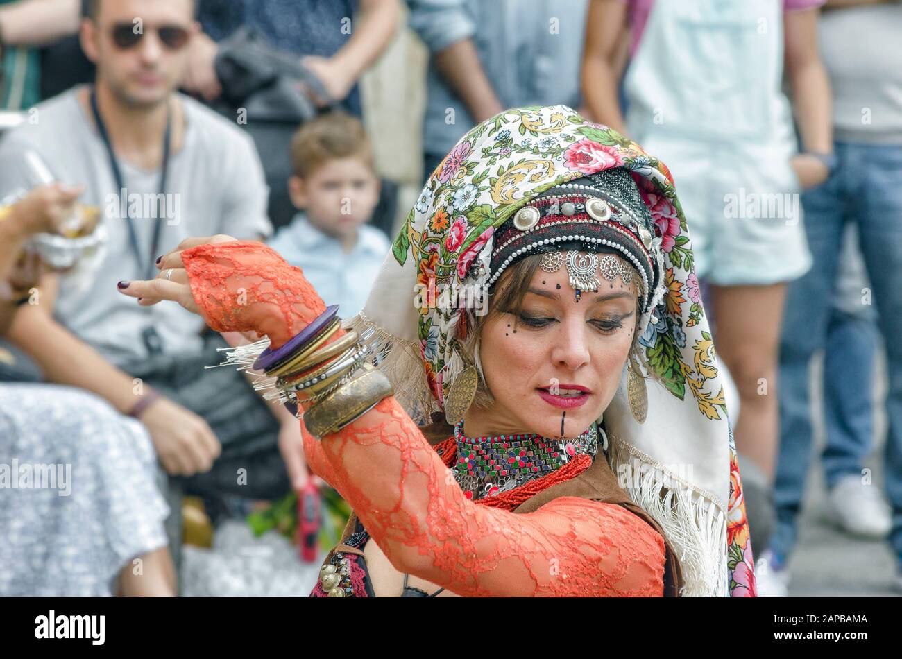 Belle femme dansant avec sa main dans l'air, sur la place San Diego, pendant la semaine du marché médiéval de la rue cervantino, à Alcala de Henares Banque D'Images